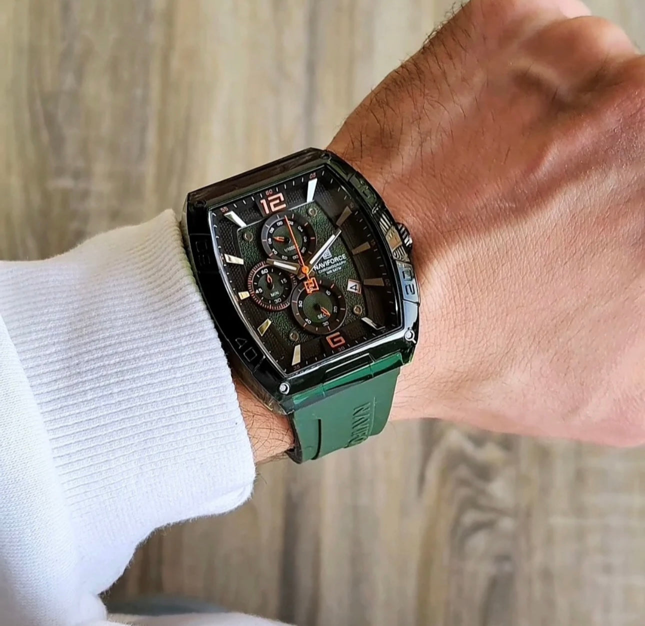 ساعة نايفيفورس الرياضية للرجال باللون الأخضر الزيتي | Naviforce Green Sporty Chronograph Men's Watch