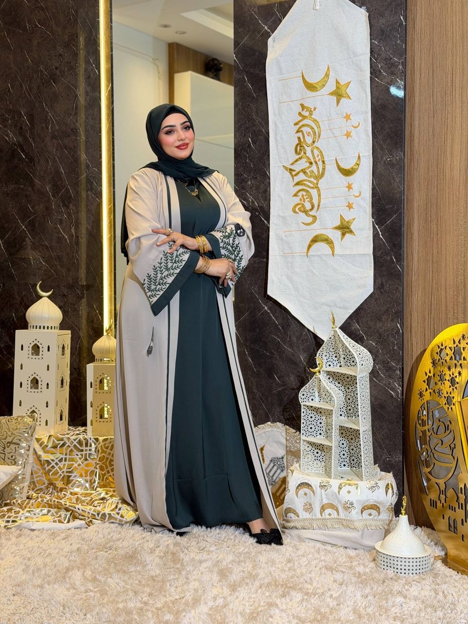 عباية ملكية بتصميم مفتوح وتطريزات جانبية | Royal Open Abaya with Side Embroidery