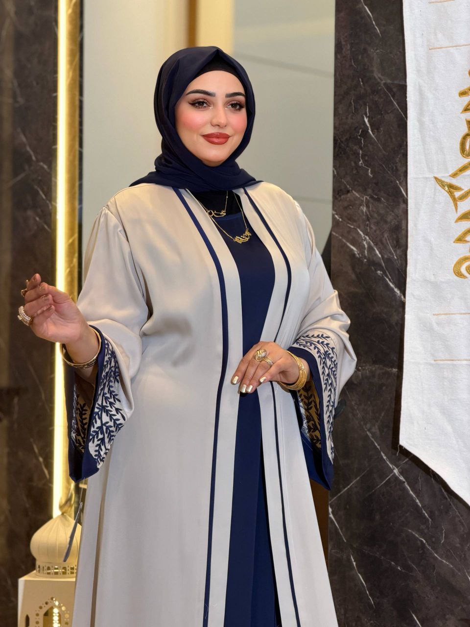 عباية ملكية بتصميم مفتوح وتطريزات جانبية | Royal Open Abaya with Side Embroidery