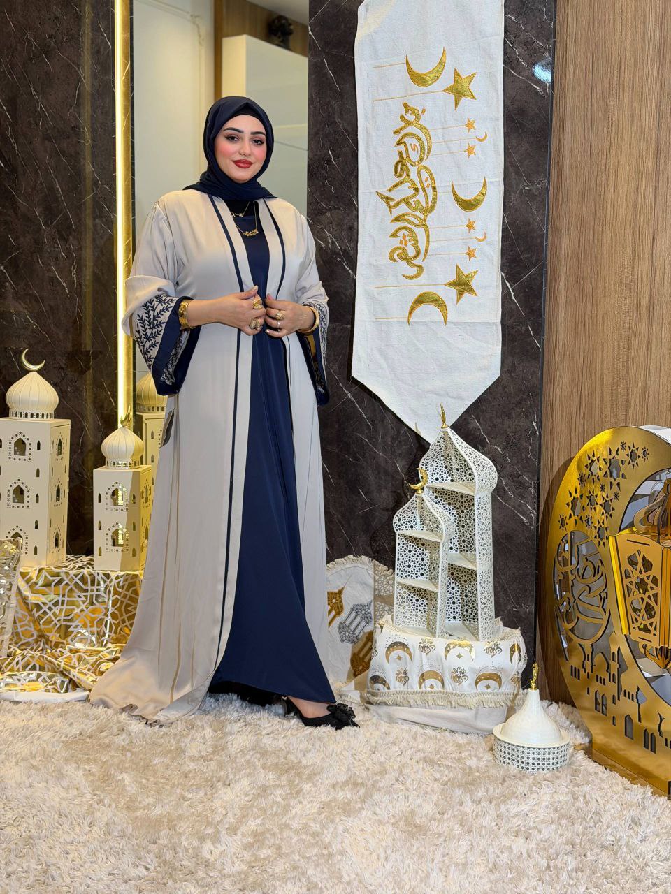 عباية ملكية بتصميم مفتوح وتطريزات جانبية | Royal Open Abaya with Side Embroidery