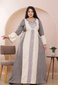 عباية ملكية مطرزة بتصميم تباين الألوان | Royal Embroidered Contrast Abaya