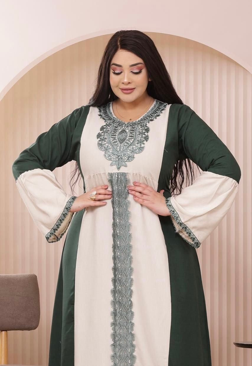 عباية ملكية مطرزة بتصميم تباين الألوان | Royal Embroidered Contrast Abaya