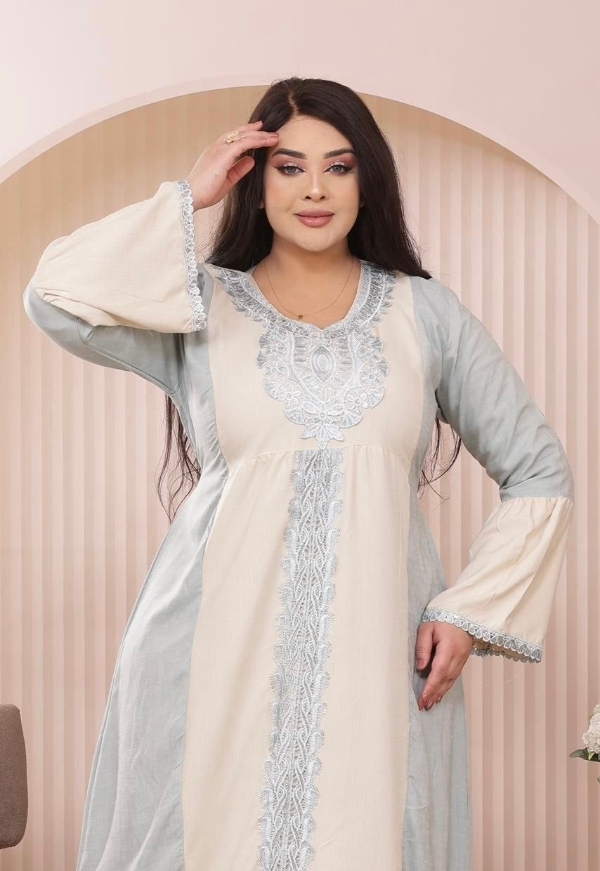 عباية ملكية مطرزة بتصميم تباين الألوان | Royal Embroidered Contrast Abaya