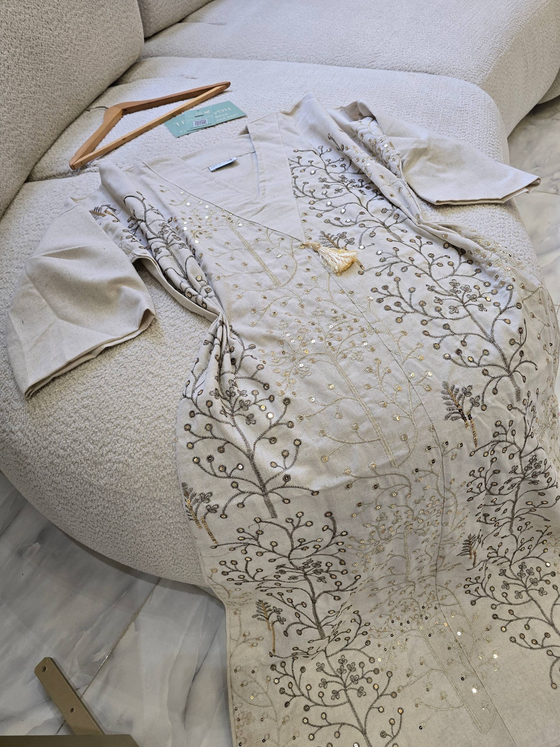 عباية ملكية بتطريزات ذهبية مستوحاة من الطبيعة | Royal Nature-Inspired Gold Embroidered Abaya