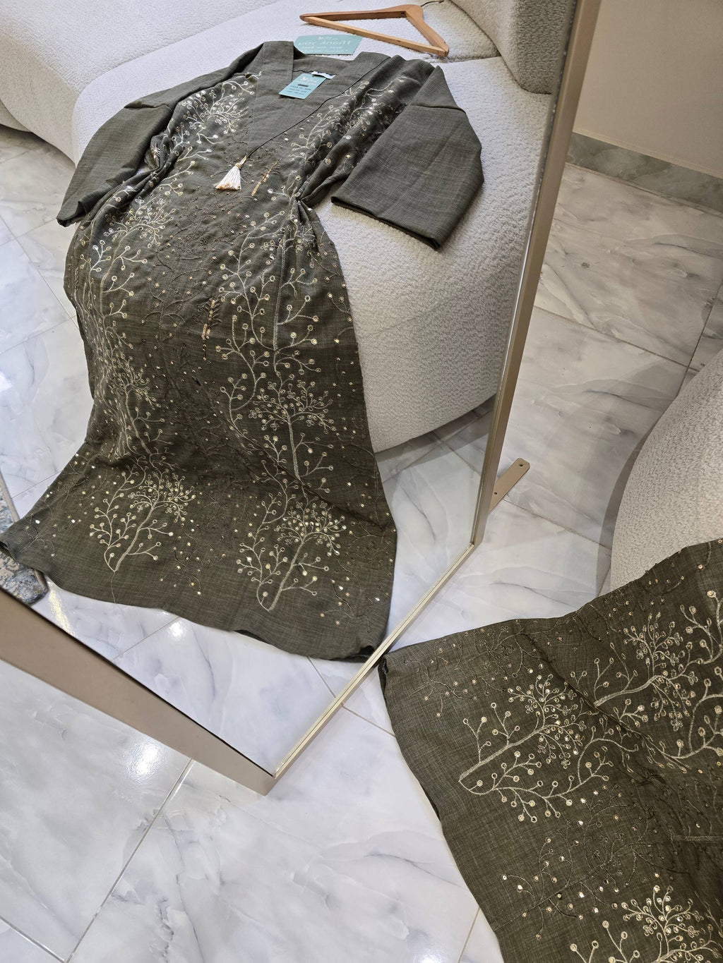 عباية ملكية بتطريزات ذهبية مستوحاة من الطبيعة | Royal Nature-Inspired Gold Embroidered Abaya