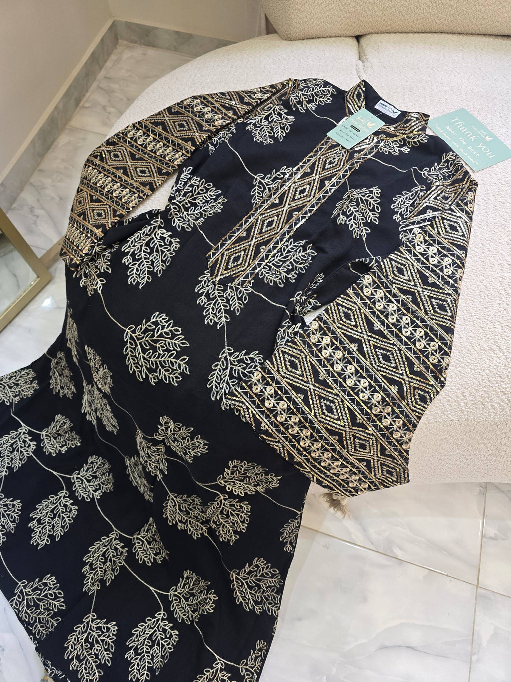 عباية ملكية بتطريزات هندسية وخامة الكتان الصيفية الفاخرة | Royal Geometric Embroidered Abaya in Premium Summer Linen