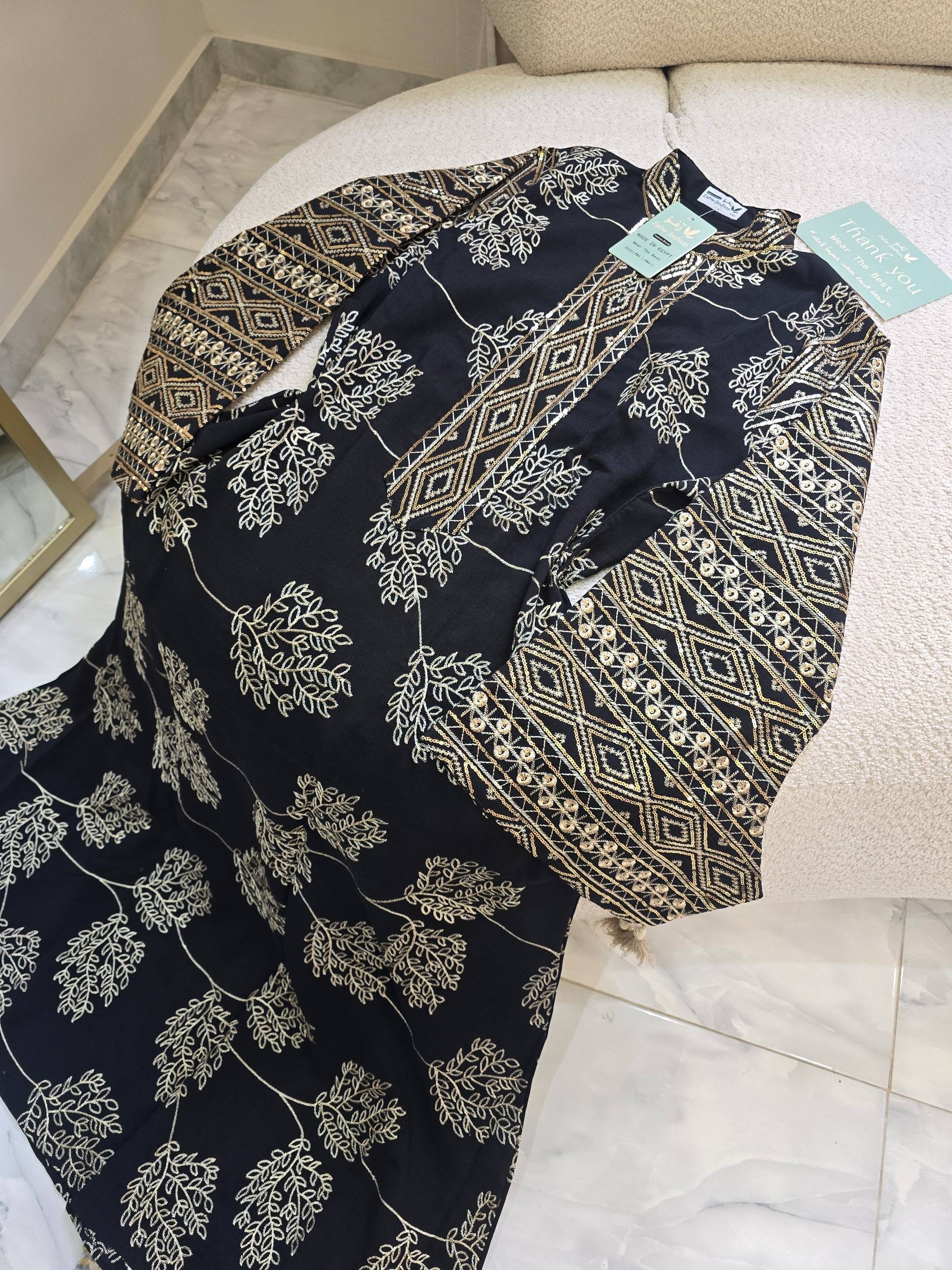 عباية ملكية بتطريزات هندسية وخامة الكتان الصيفية الفاخرة | Royal Geometric Embroidered Abaya in Premium Summer Linen