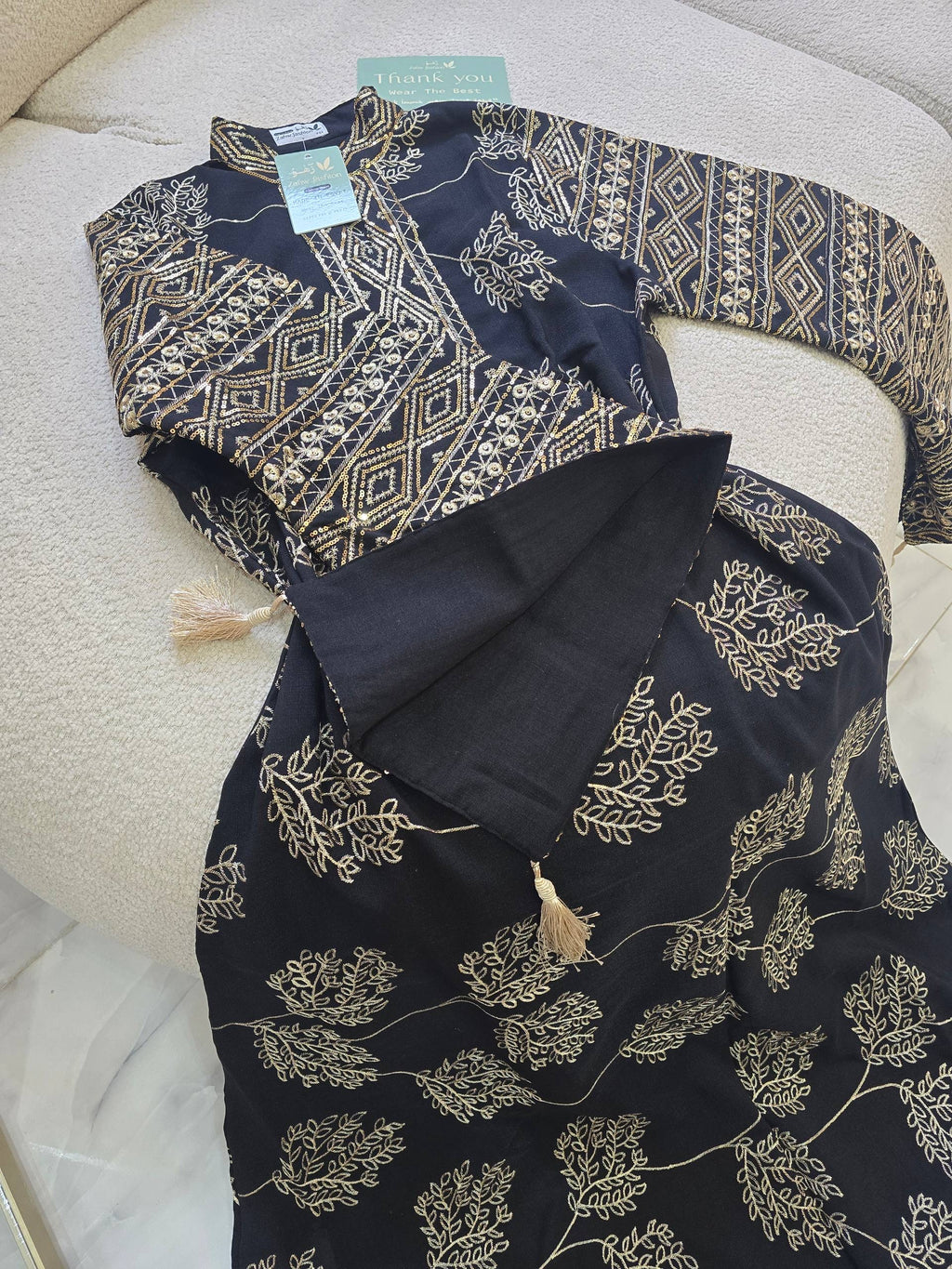 عباية ملكية بتطريزات هندسية وخامة الكتان الصيفية الفاخرة | Royal Geometric Embroidered Abaya in Premium Summer Linen