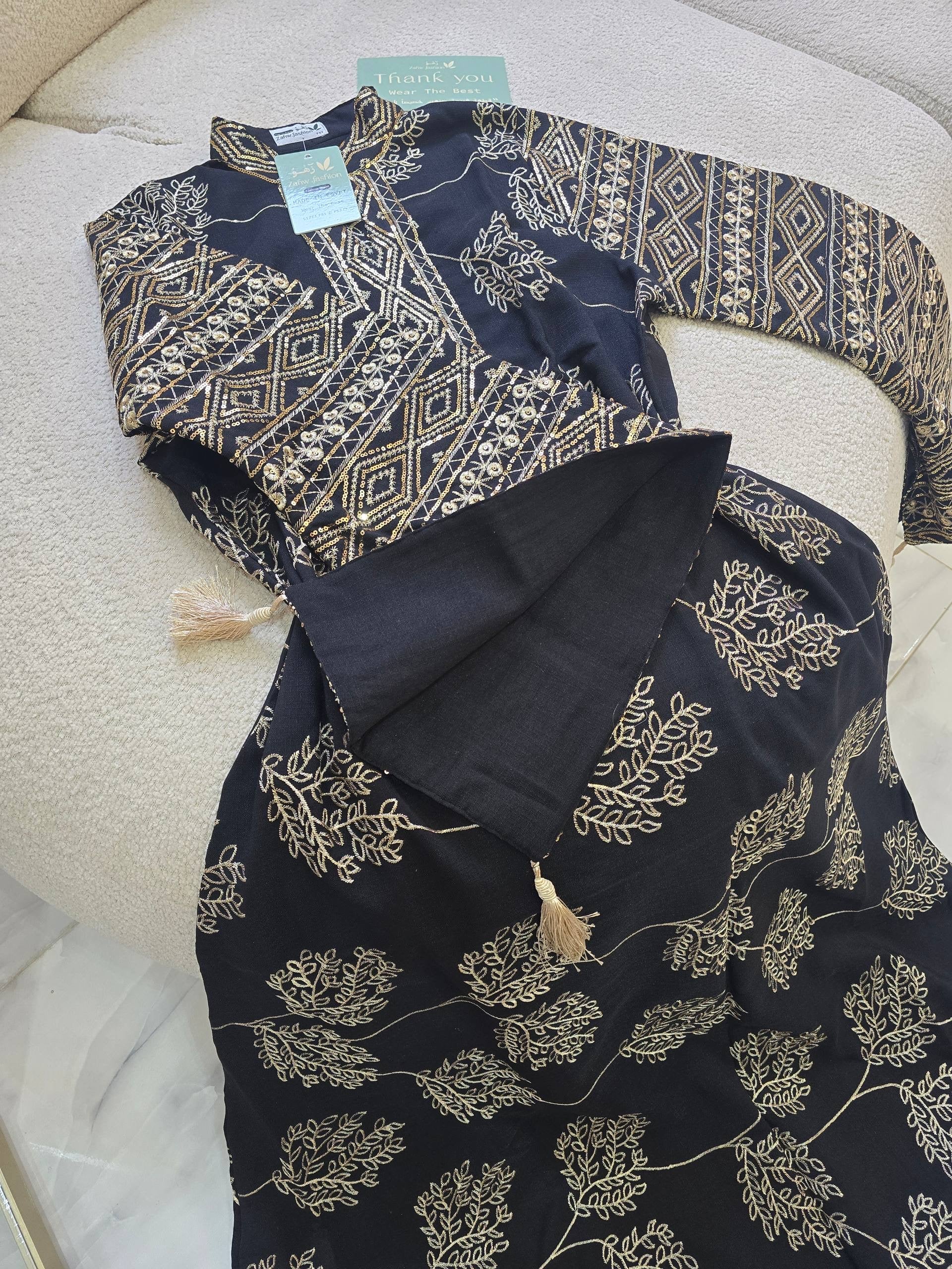 عباية ملكية بتطريزات هندسية وخامة الكتان الصيفية الفاخرة | Royal Geometric Embroidered Abaya in Premium Summer Linen