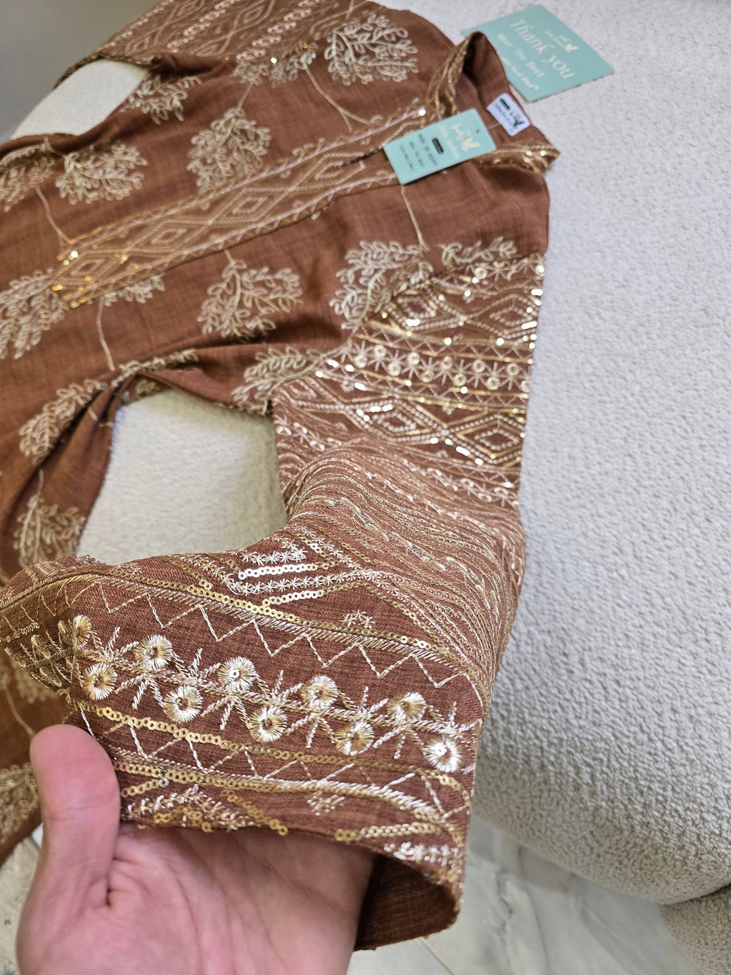 عباية ملكية بتطريزات هندسية وخامة الكتان الصيفية الفاخرة | Royal Geometric Embroidered Abaya in Premium Summer Linen