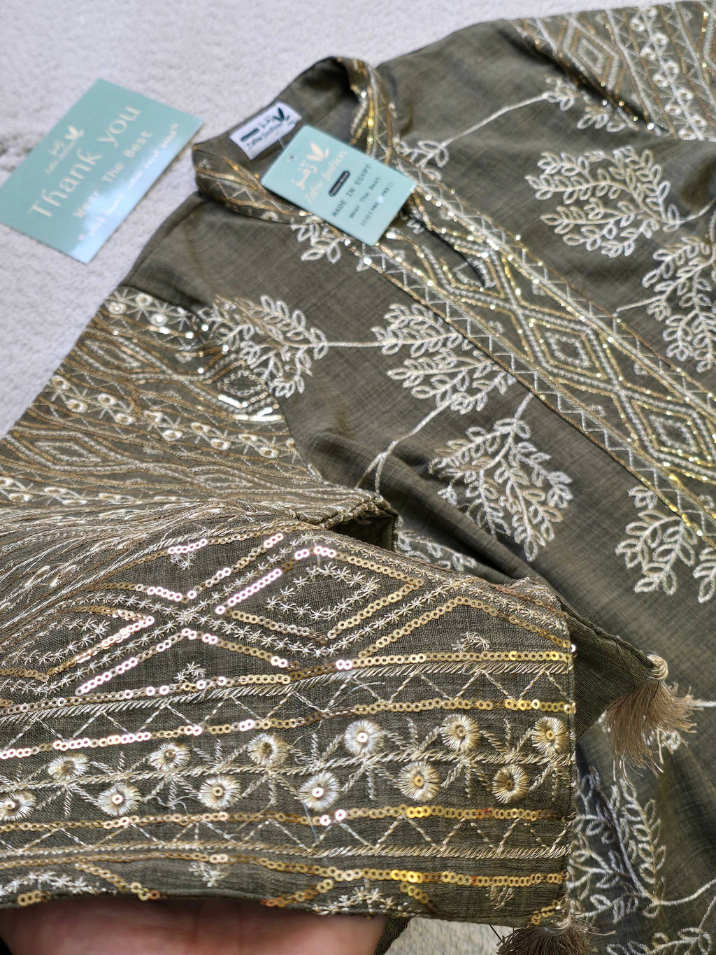 عباية ملكية بتطريزات هندسية وخامة الكتان الصيفية الفاخرة | Royal Geometric Embroidered Abaya in Premium Summer Linen