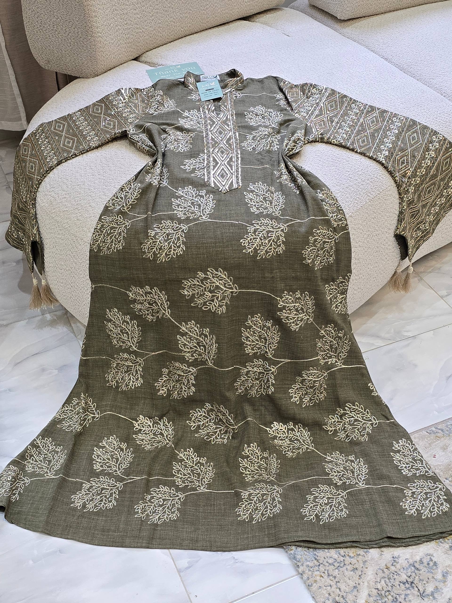 عباية ملكية بتطريزات هندسية وخامة الكتان الصيفية الفاخرة | Royal Geometric Embroidered Abaya in Premium Summer Linen