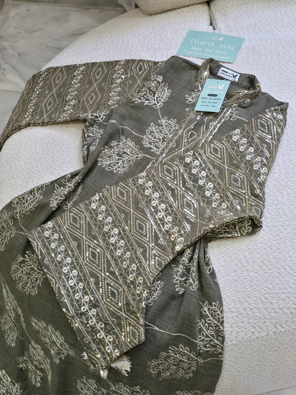 عباية ملكية بتطريزات هندسية وخامة الكتان الصيفية الفاخرة | Royal Geometric Embroidered Abaya in Premium Summer Linen