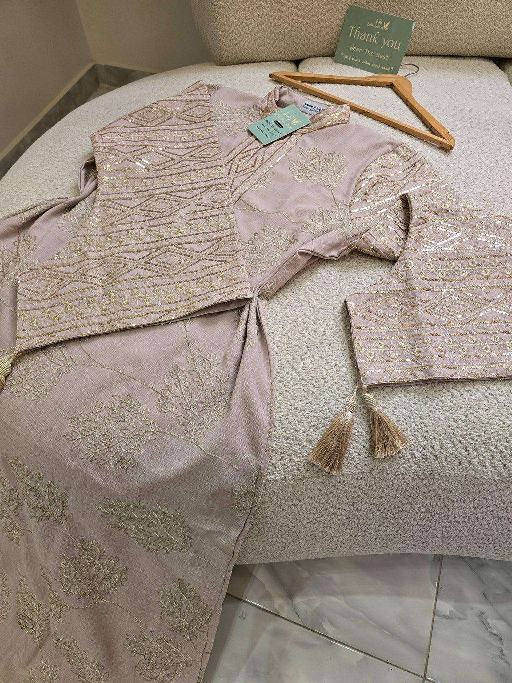 عباية ملكية بتطريزات هندسية وخامة الكتان الصيفية الفاخرة | Royal Geometric Embroidered Abaya in Premium Summer Linen