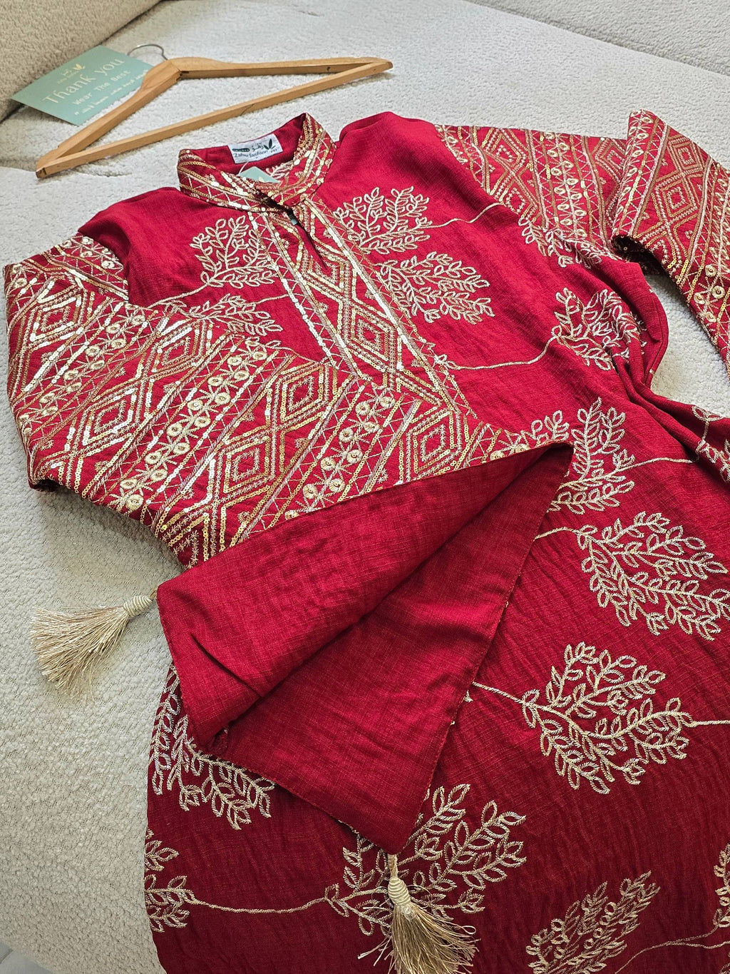 عباية ملكية بتطريزات هندسية وخامة الكتان الصيفية الفاخرة | Royal Geometric Embroidered Abaya in Premium Summer Linen