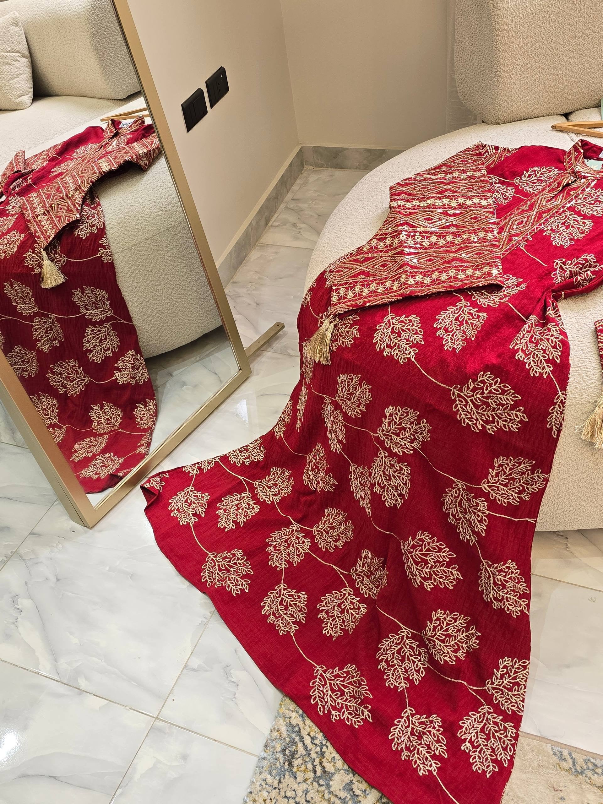 عباية ملكية بتطريزات هندسية وخامة الكتان الصيفية الفاخرة | Royal Geometric Embroidered Abaya in Premium Summer Linen