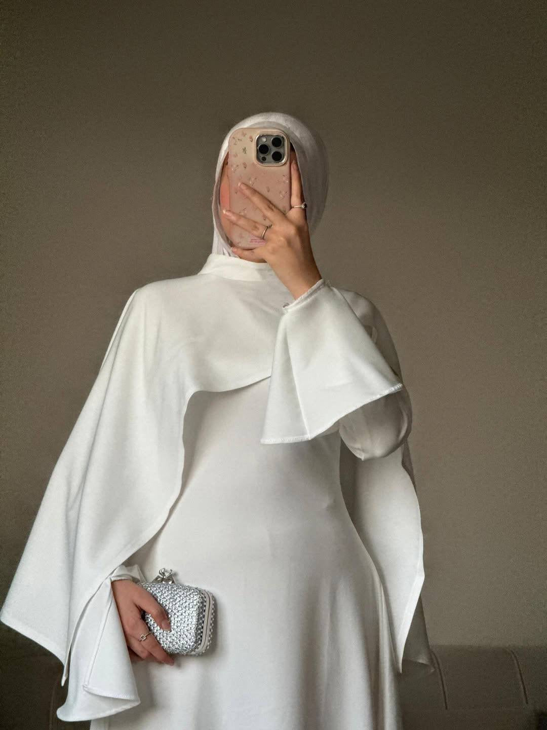 عباية ملكية بلمسة "الكيب" وخامة انسيابية فاخرة | Royal Cape-Style Abaya in Premium Flowy Fabric