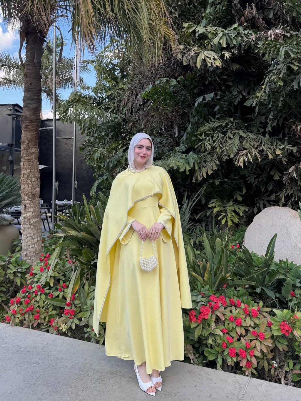 عباية ملكية بلمسة "الكيب" وخامة انسيابية فاخرة | Royal Cape-Style Abaya in Premium Flowy Fabric