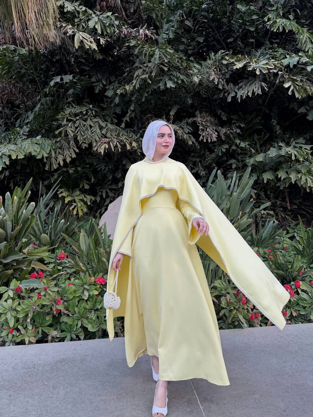 عباية ملكية بلمسة "الكيب" وخامة انسيابية فاخرة | Royal Cape-Style Abaya in Premium Flowy Fabric