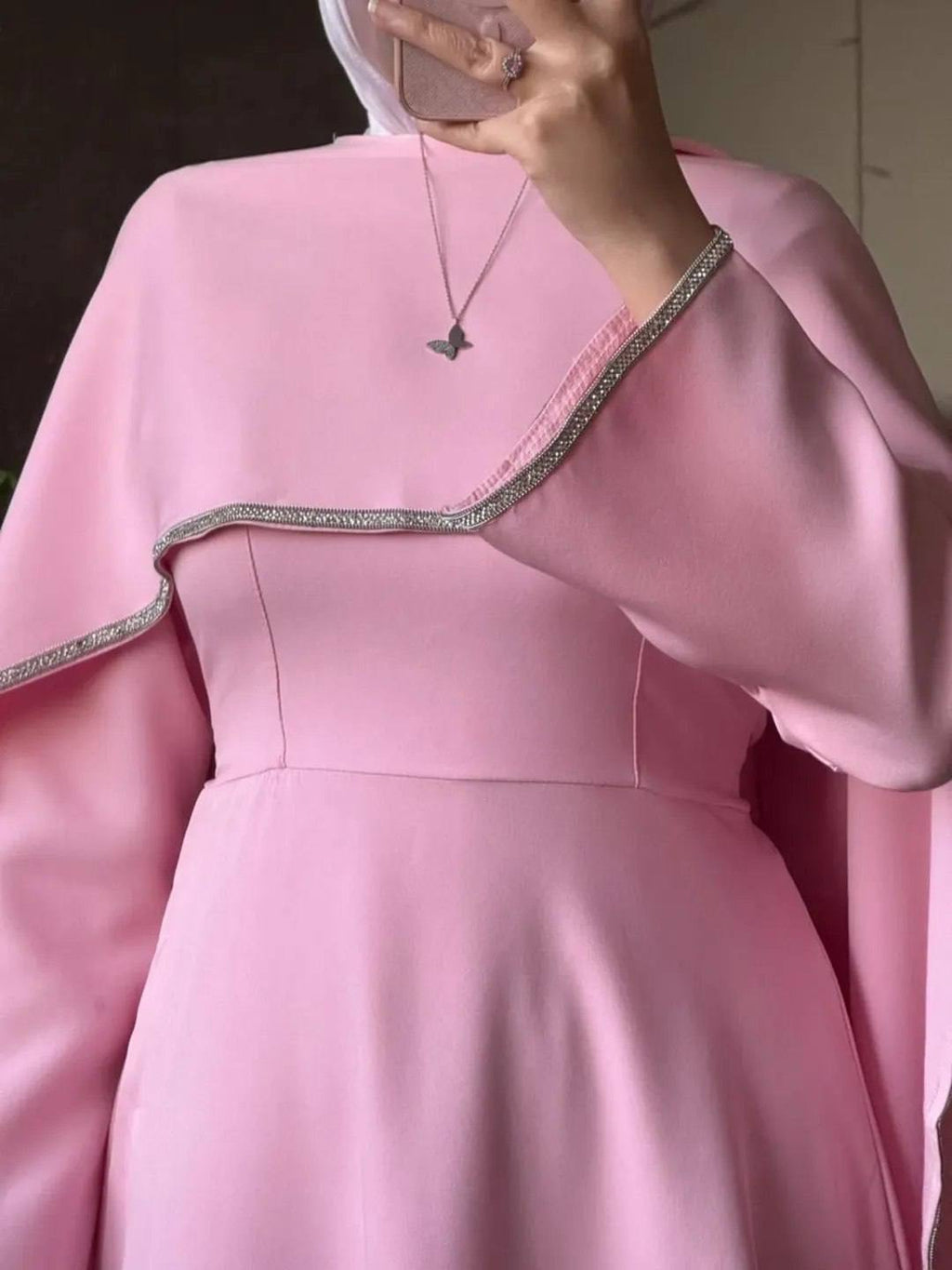 عباية ملكية بلمسة "الكيب" وخامة انسيابية فاخرة | Royal Cape-Style Abaya in Premium Flowy Fabric