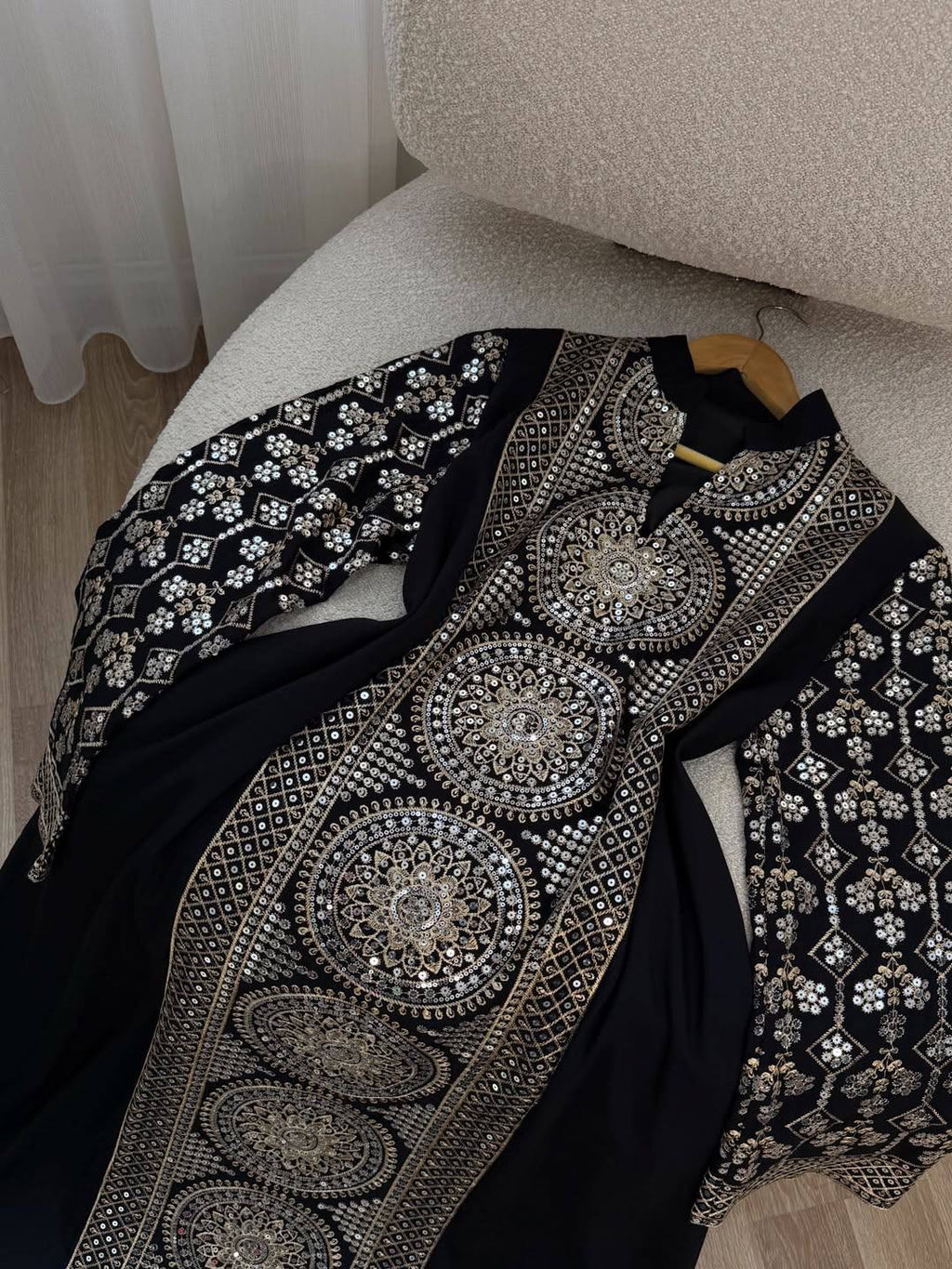 عباية ملكية بتطريزات دائرية فاخرة وخامة راقية | Royal Circular Embroidered Abaya in Premium Fabric