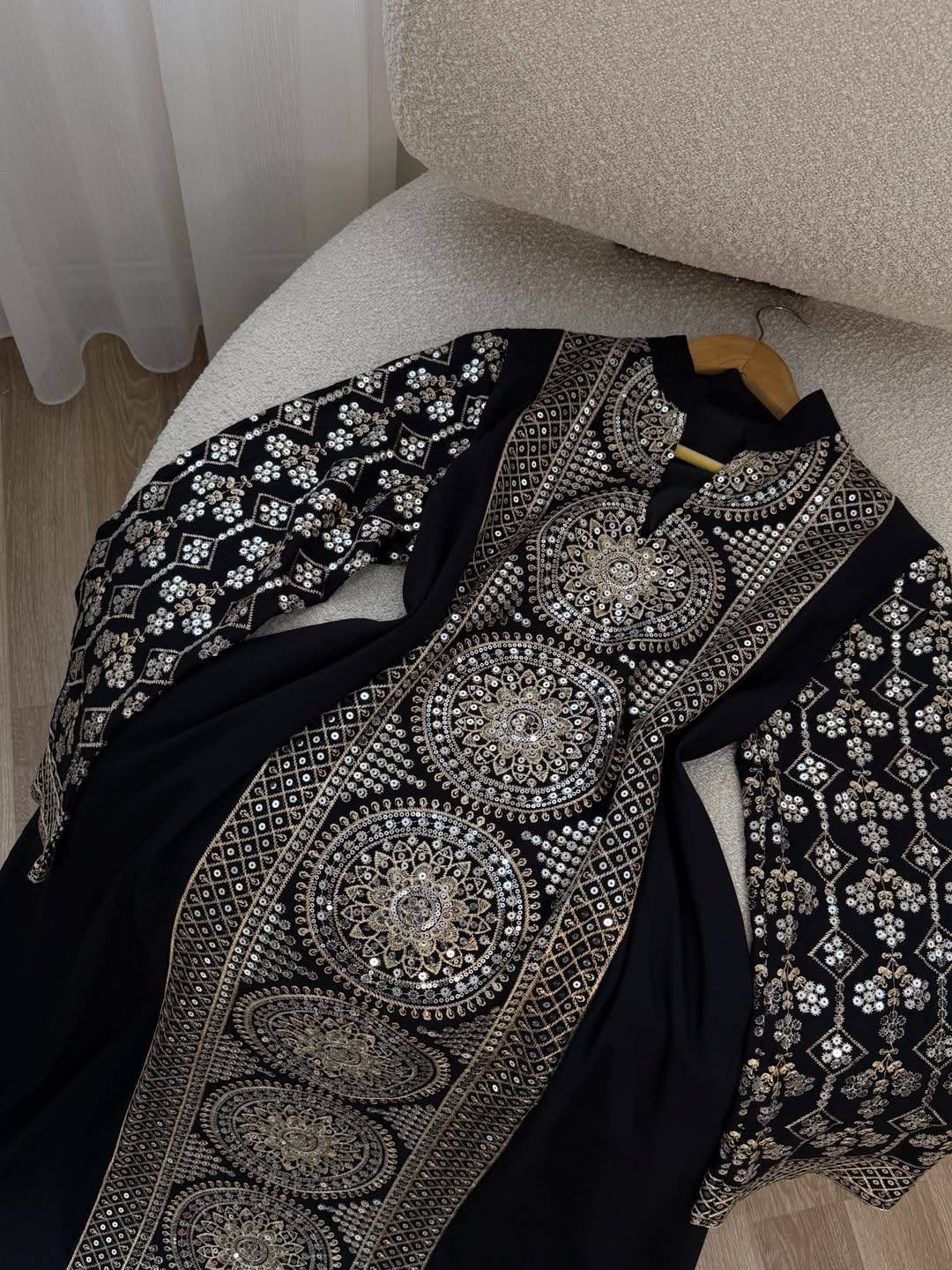 عباية ملكية بتطريزات دائرية فاخرة وخامة راقية | Royal Circular Embroidered Abaya in Premium Fabric