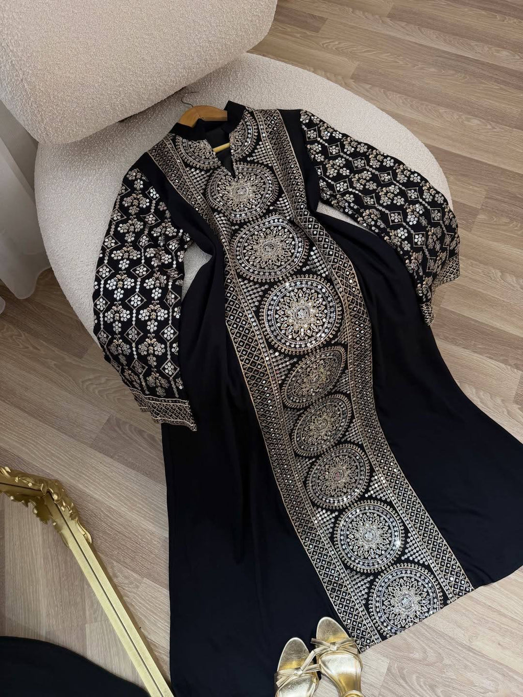 عباية ملكية بتطريزات دائرية فاخرة وخامة راقية | Royal Circular Embroidered Abaya in Premium Fabric