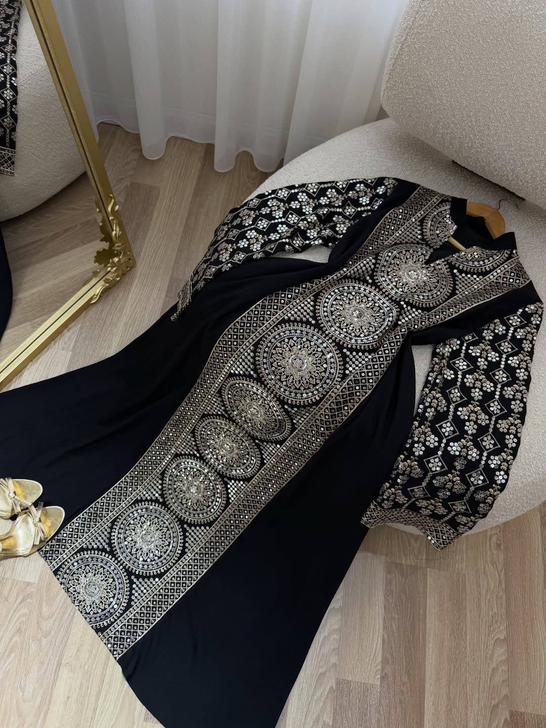 عباية ملكية بتطريزات دائرية فاخرة وخامة راقية | Royal Circular Embroidered Abaya in Premium Fabric