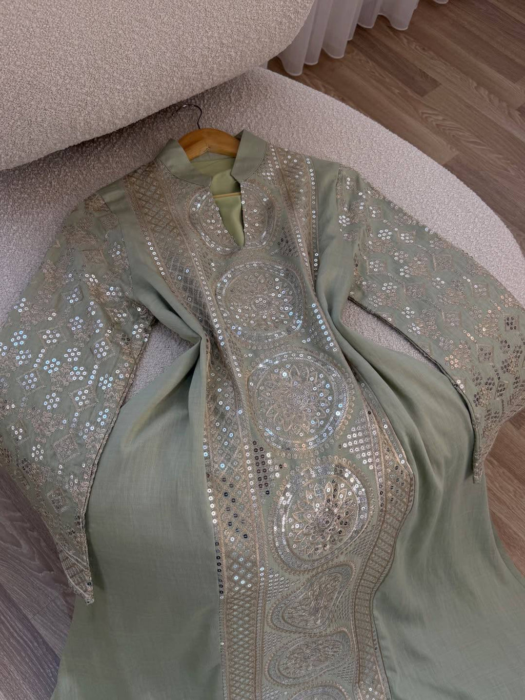 عباية ملكية بتطريزات دائرية فاخرة وخامة راقية | Royal Circular Embroidered Abaya in Premium Fabric