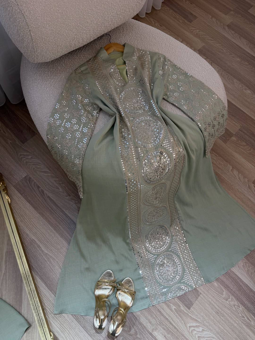 عباية ملكية بتطريزات دائرية فاخرة وخامة راقية | Royal Circular Embroidered Abaya in Premium Fabric