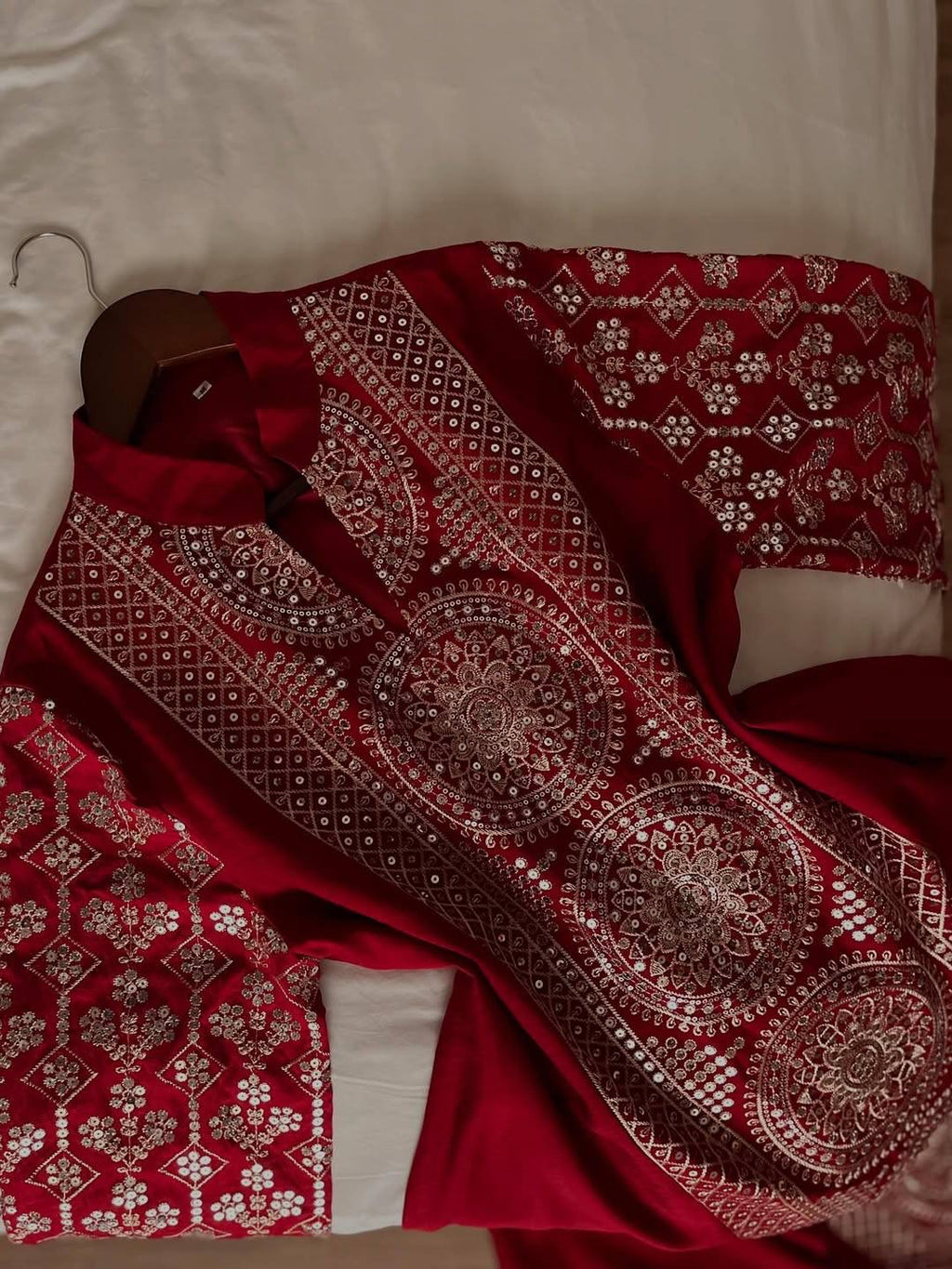 عباية ملكية بتطريزات دائرية فاخرة وخامة راقية | Royal Circular Embroidered Abaya in Premium Fabric