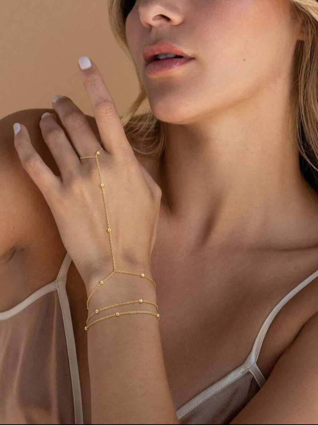 سوار "حبات النور" المتصل بالخاتم | Golden Beads Hand Chain & Ring Set