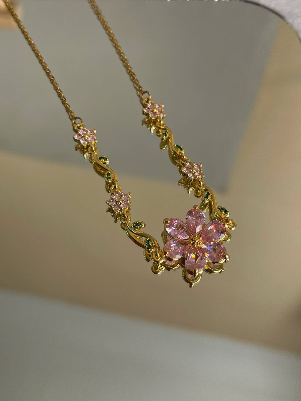 قلادة "زهرة الكرز" المتلألئة | Cherry Blossom Shimmer Necklace