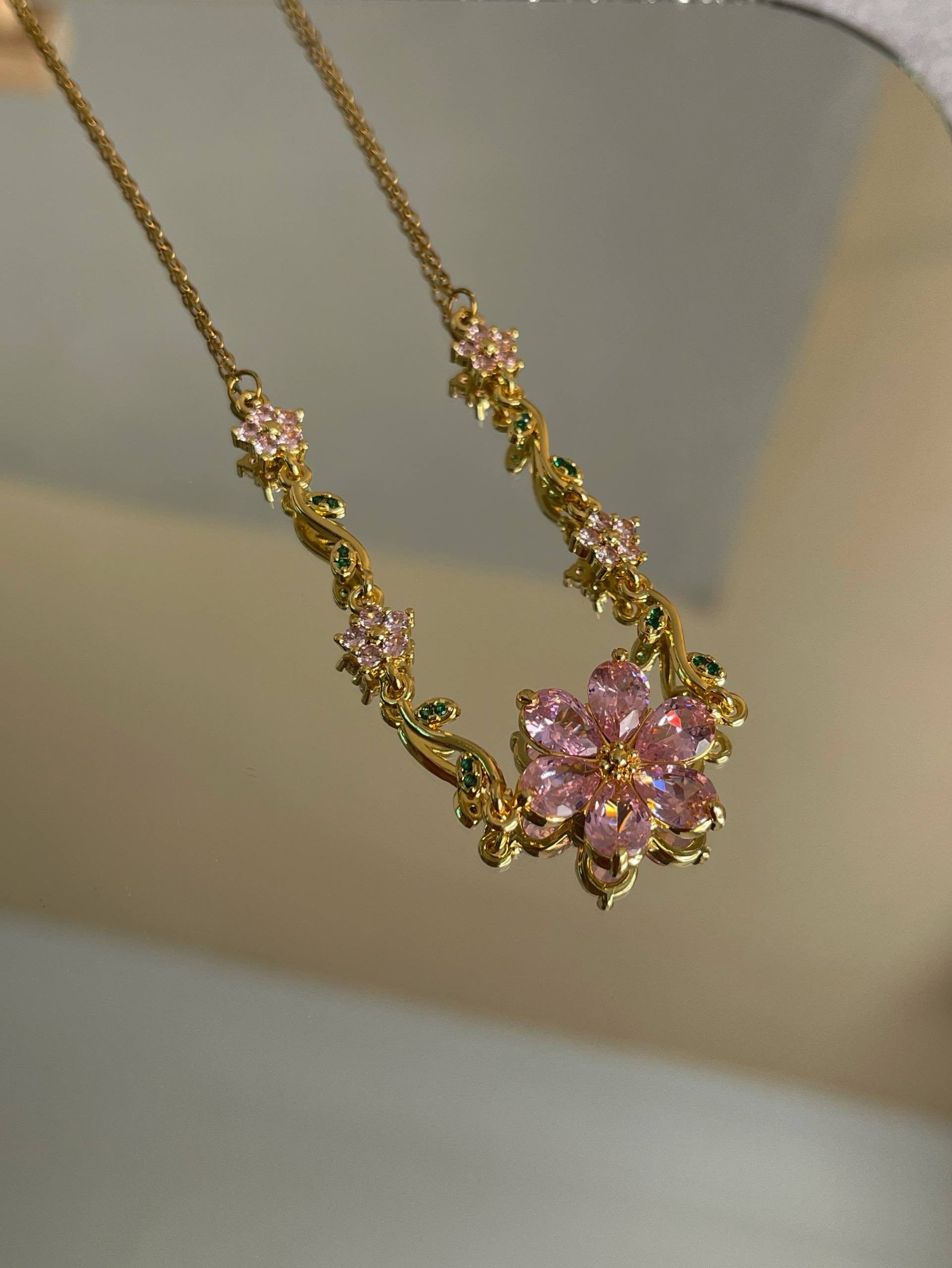 قلادة "زهرة الكرز" المتلألئة | Cherry Blossom Shimmer Necklace