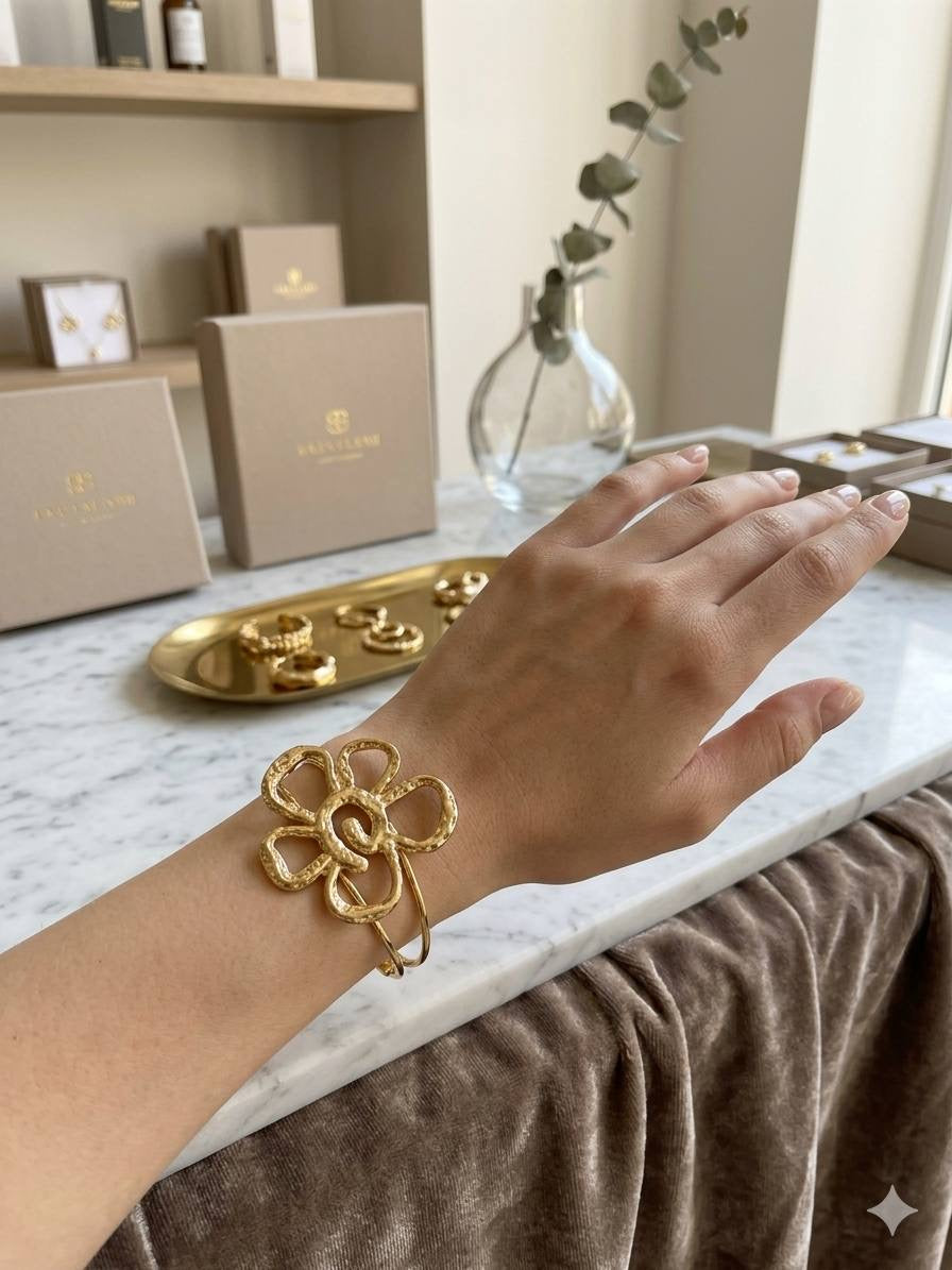 إسوارة "سحر الأنامل" | Delicate Hand Chain Bracelet