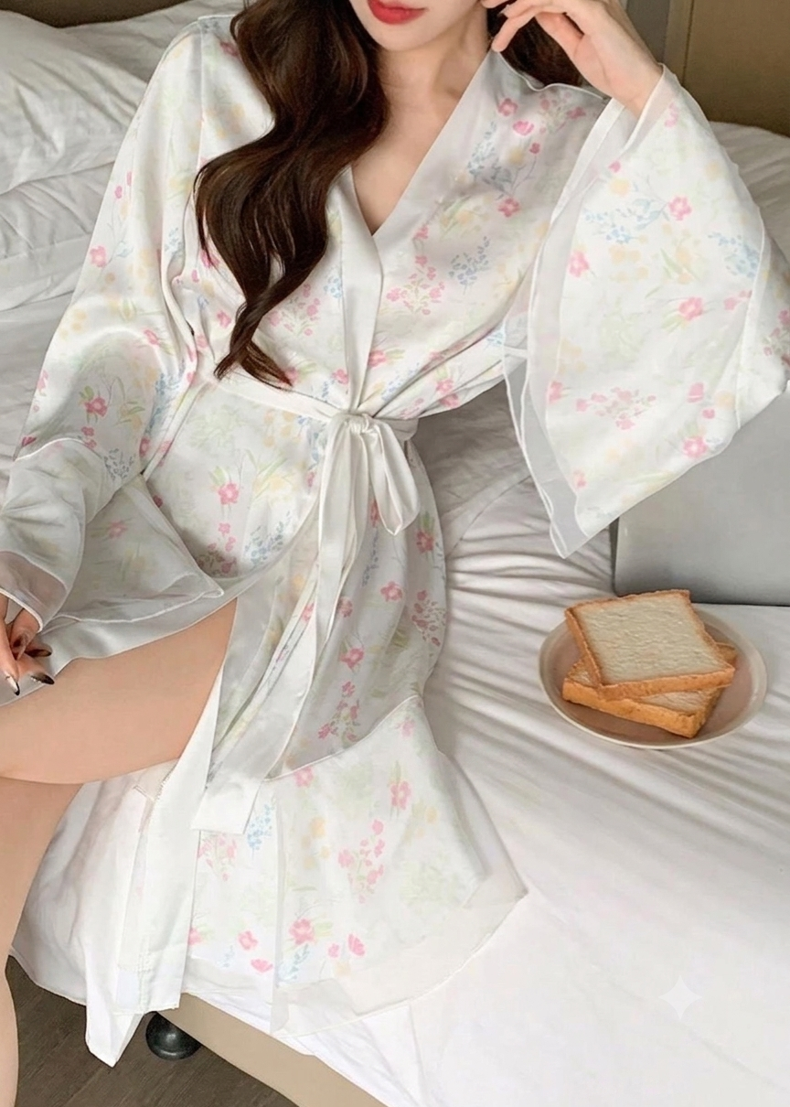 روب منزلي بتصميم ناعم وأكمام واسعة | Soft Loungewear Robe with Flared Sleeves