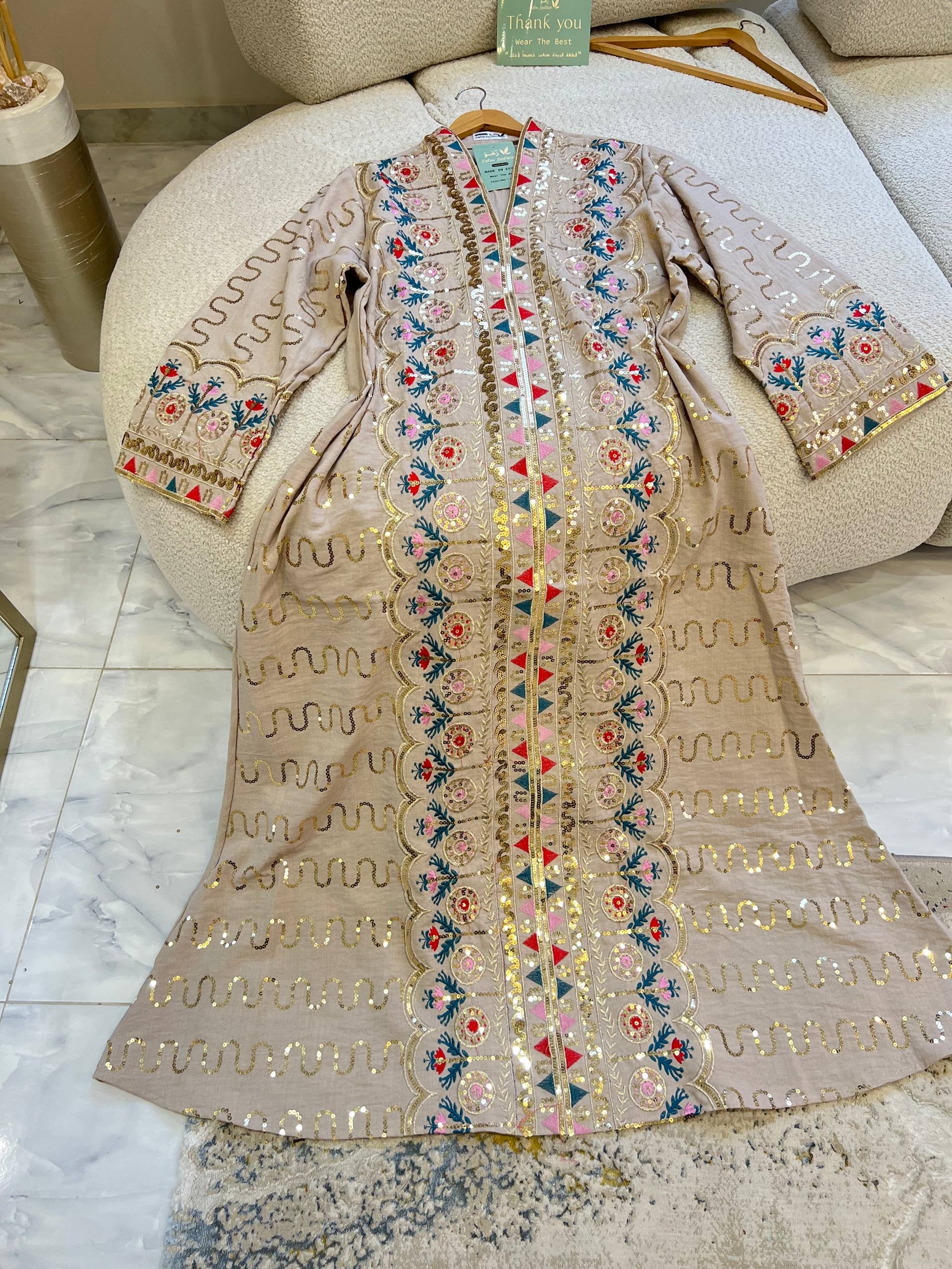 عباءة مطرزة بتصاميم تراثية فاخرة | Luxury Embroidered Abaya with Traditional Patterns