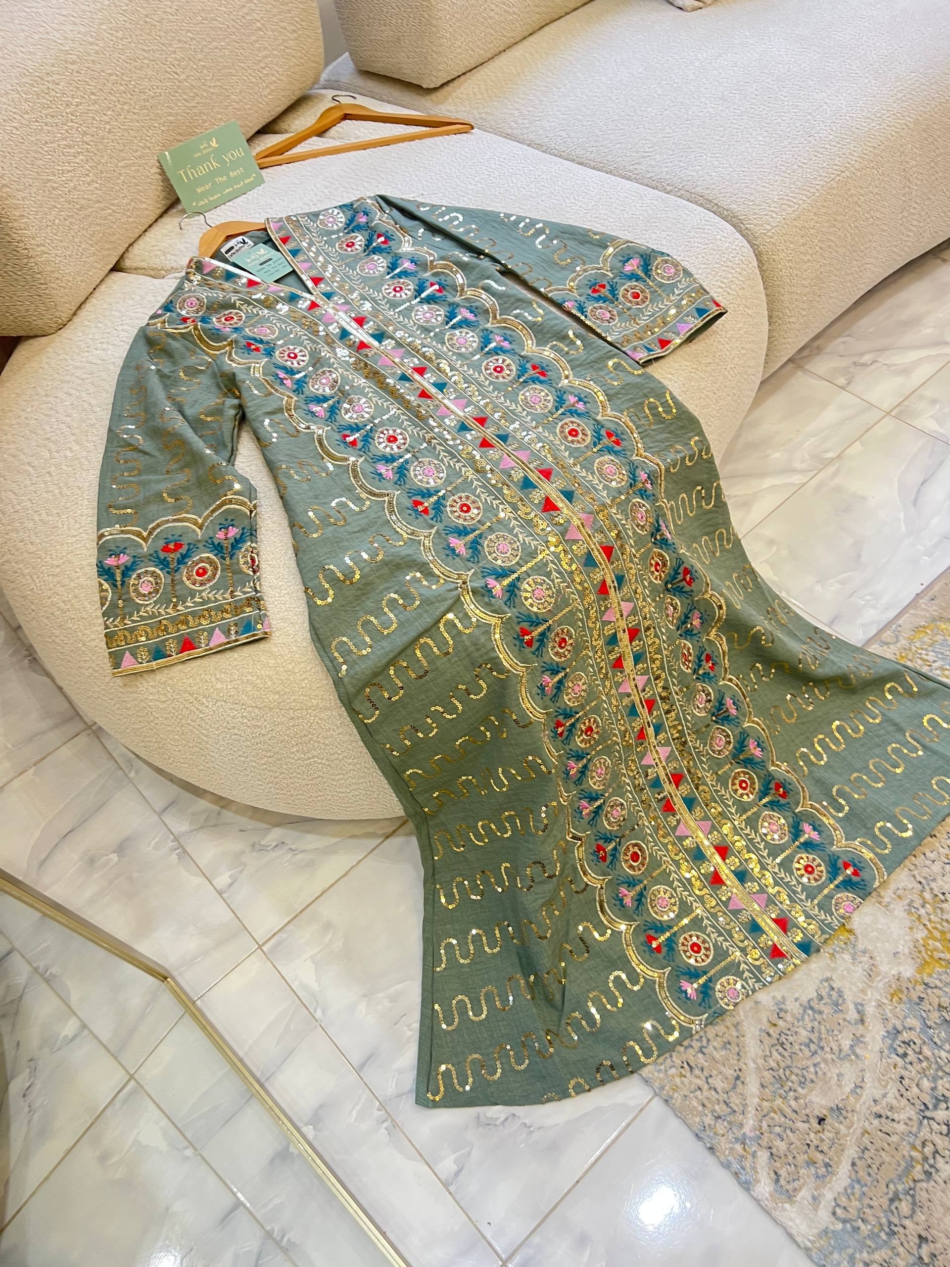 عباءة مطرزة بتصاميم تراثية فاخرة | Luxury Embroidered Abaya with Traditional Patterns