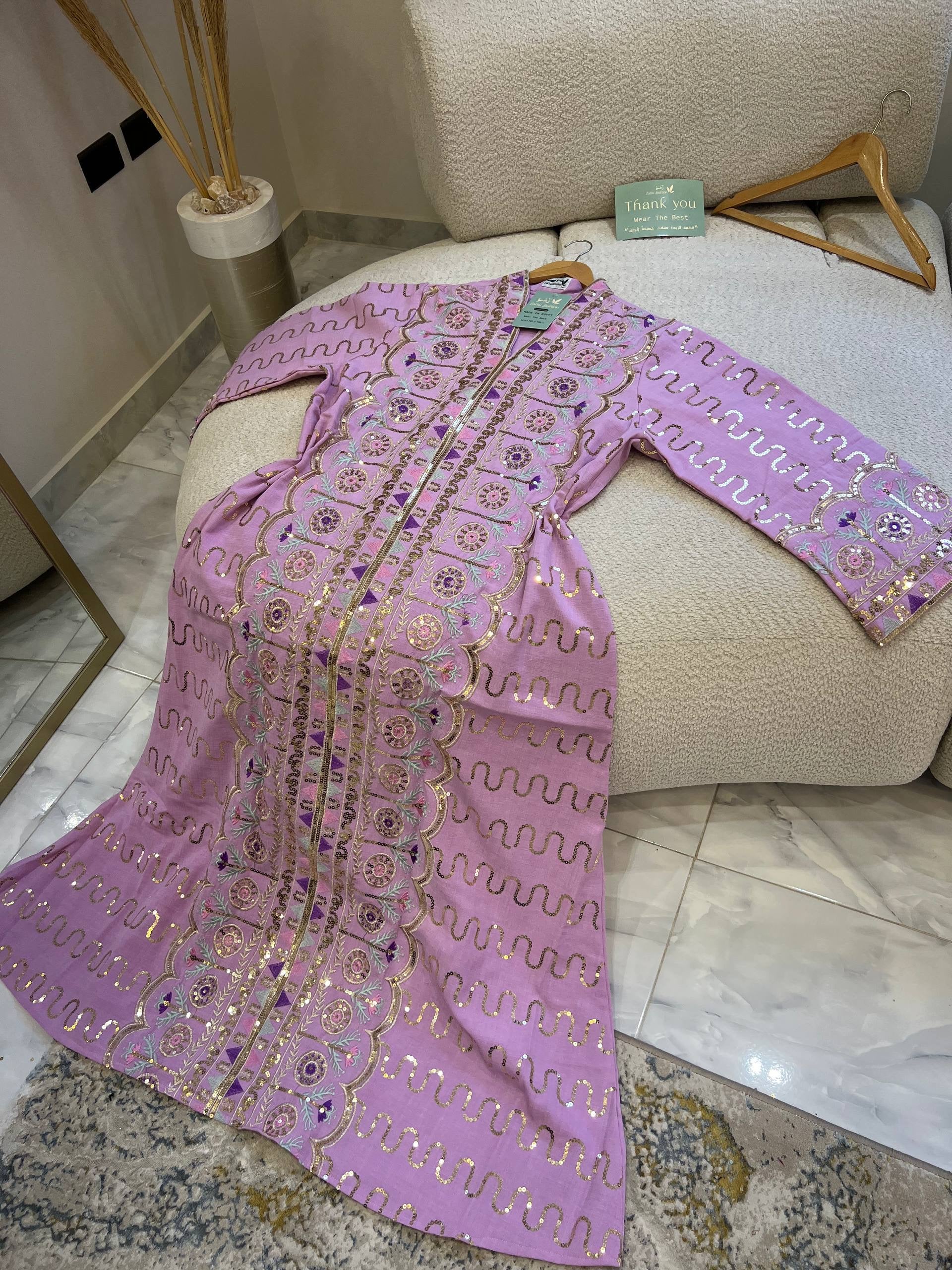 عباءة مطرزة بتصاميم تراثية فاخرة | Luxury Embroidered Abaya with Traditional Patterns