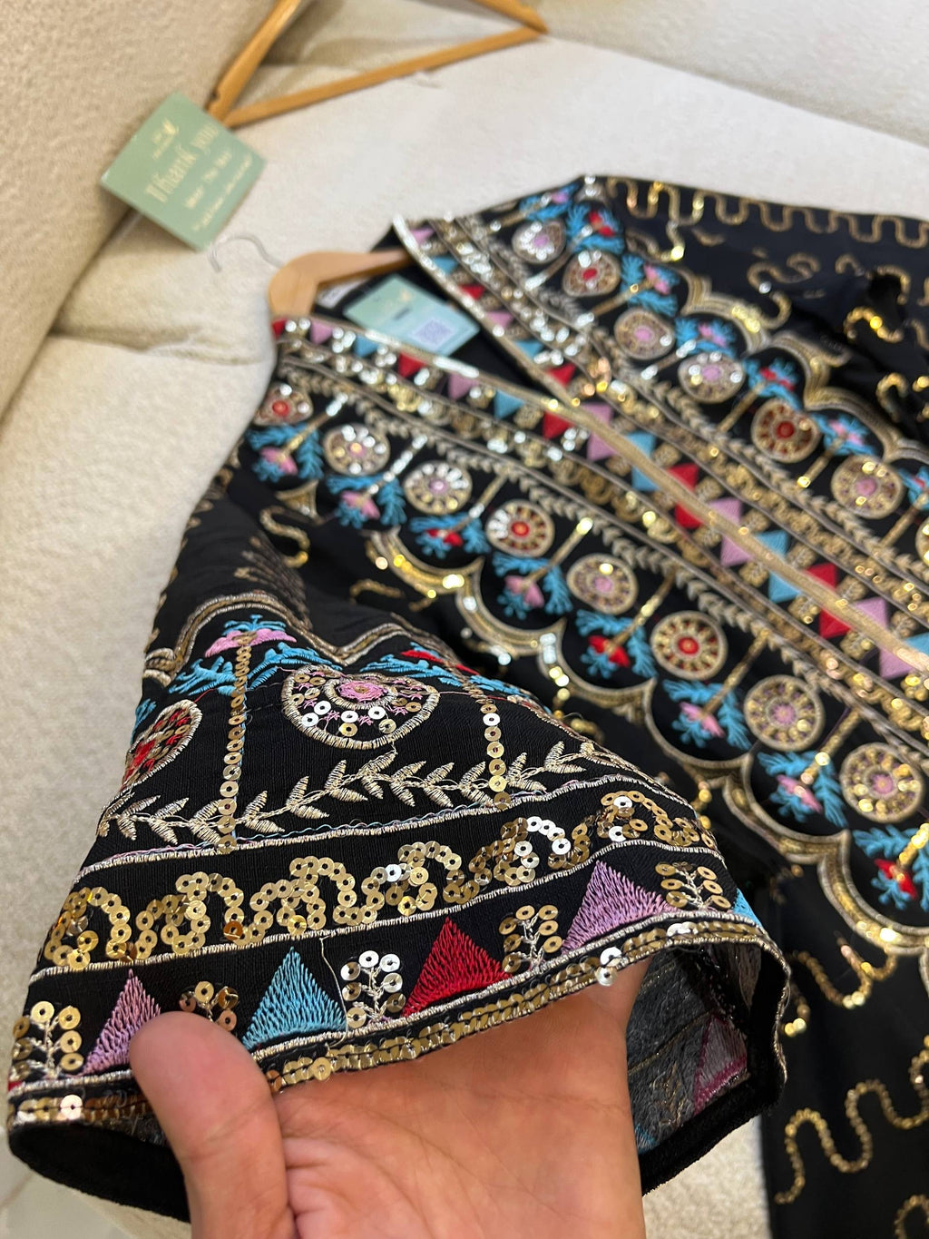 عباءة مطرزة بتصاميم تراثية فاخرة | Luxury Embroidered Abaya with Traditional Patterns