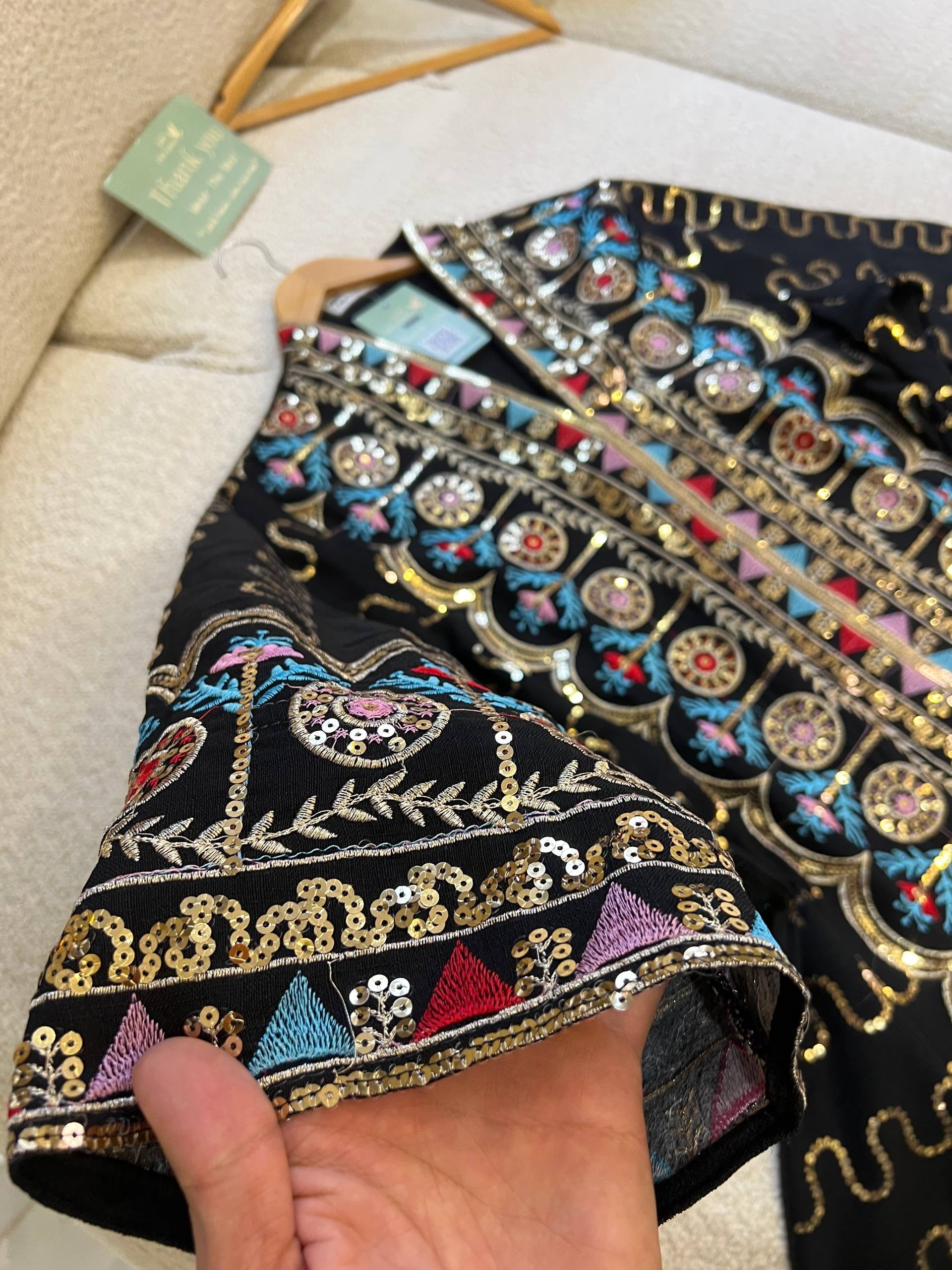 عباءة مطرزة بتصاميم تراثية فاخرة | Luxury Embroidered Abaya with Traditional Patterns