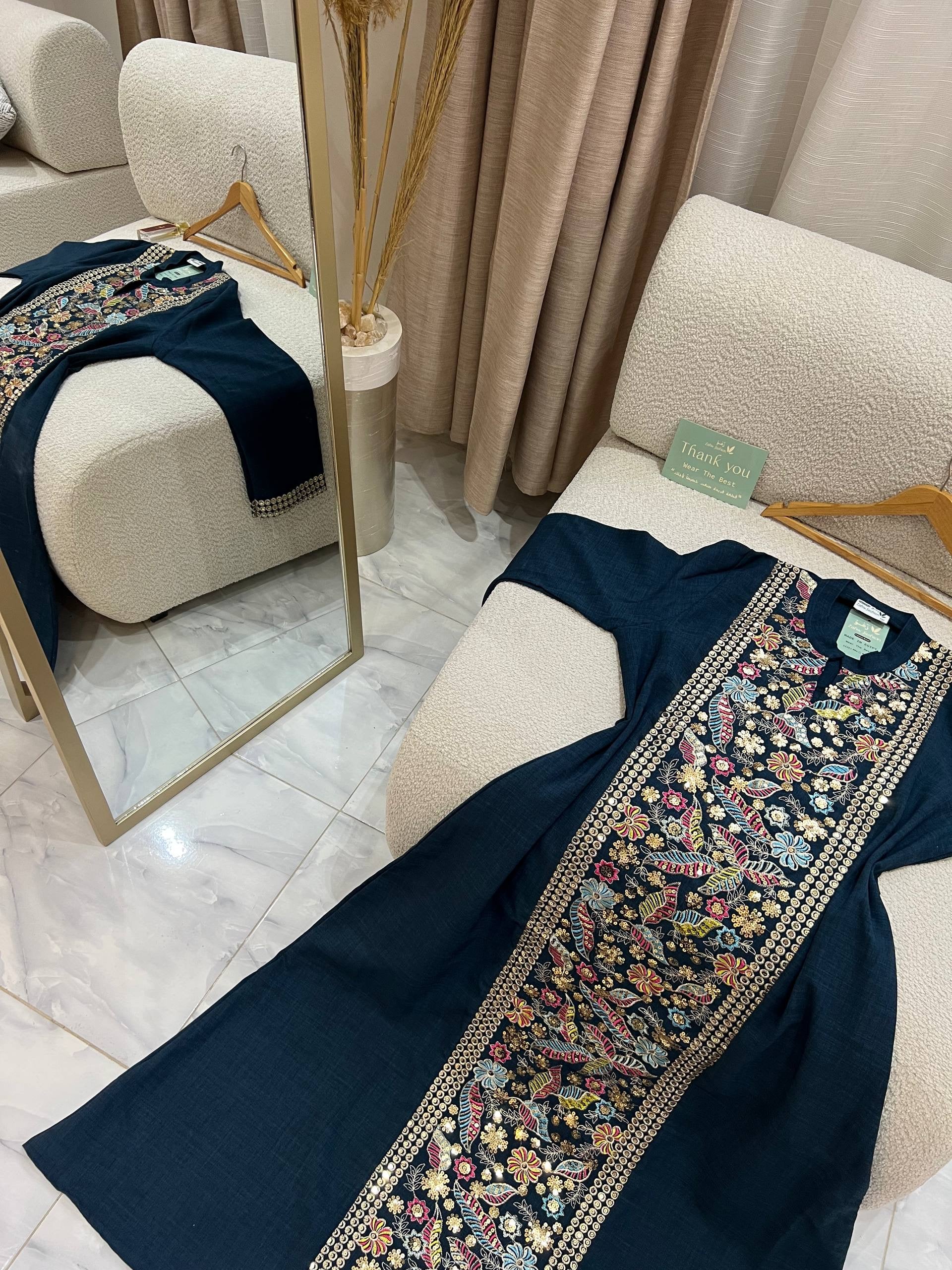 عباءة فاخرة من الكتان الإنجليزي بتطريز متقن | Luxury English Linen Abaya with Intricate Embroidery