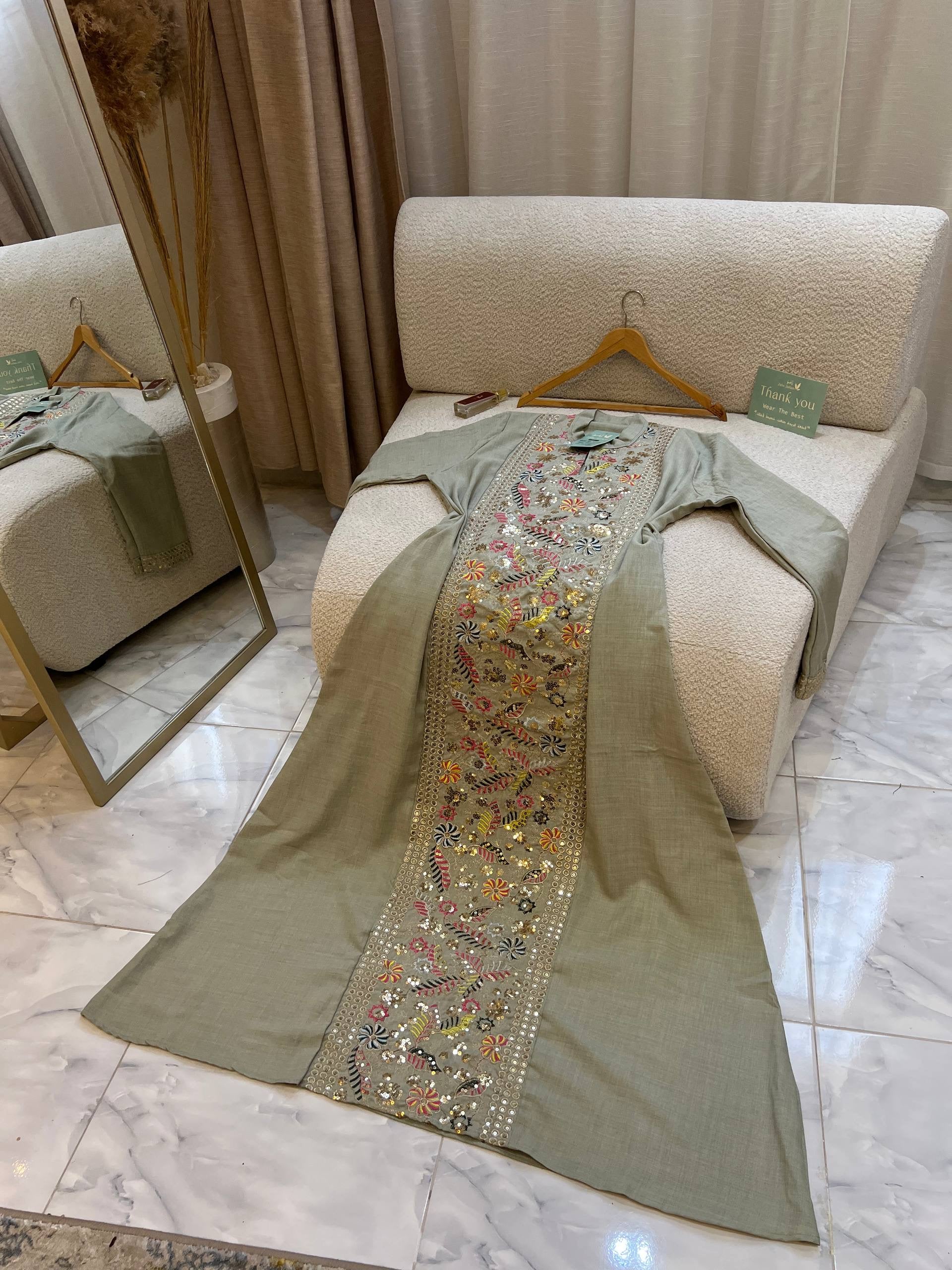 عباءة فاخرة من الكتان الإنجليزي بتطريز متقن | Luxury English Linen Abaya with Intricate Embroidery