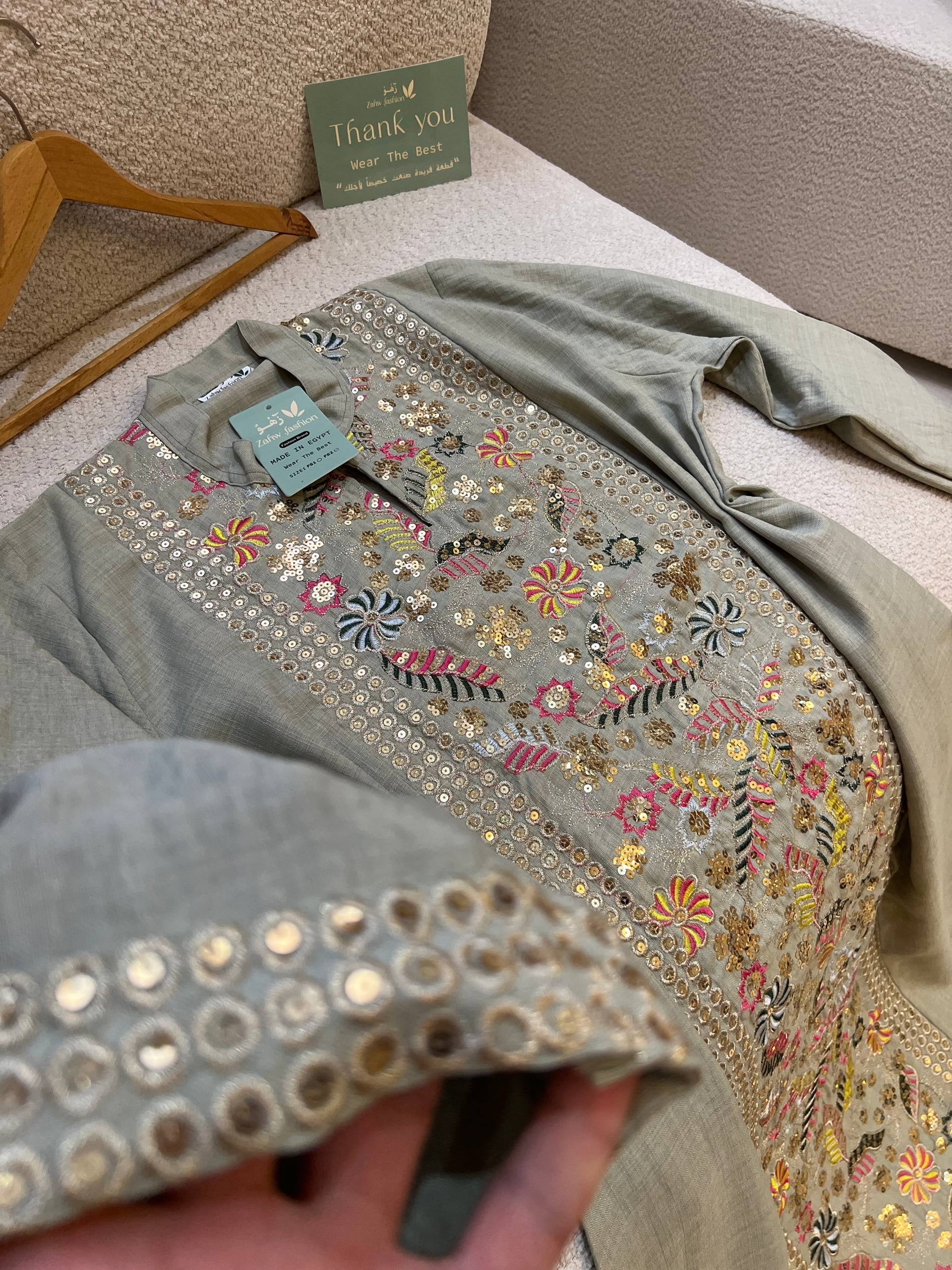 عباءة فاخرة من الكتان الإنجليزي بتطريز متقن | Luxury English Linen Abaya with Intricate Embroidery