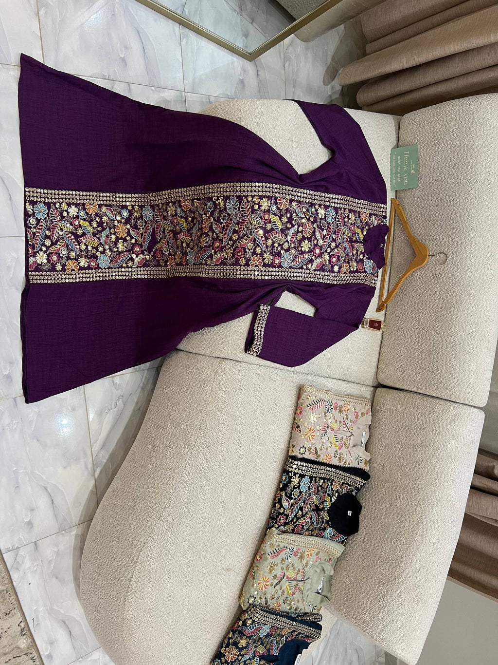 عباءة فاخرة من الكتان الإنجليزي بتطريز متقن | Luxury English Linen Abaya with Intricate Embroidery