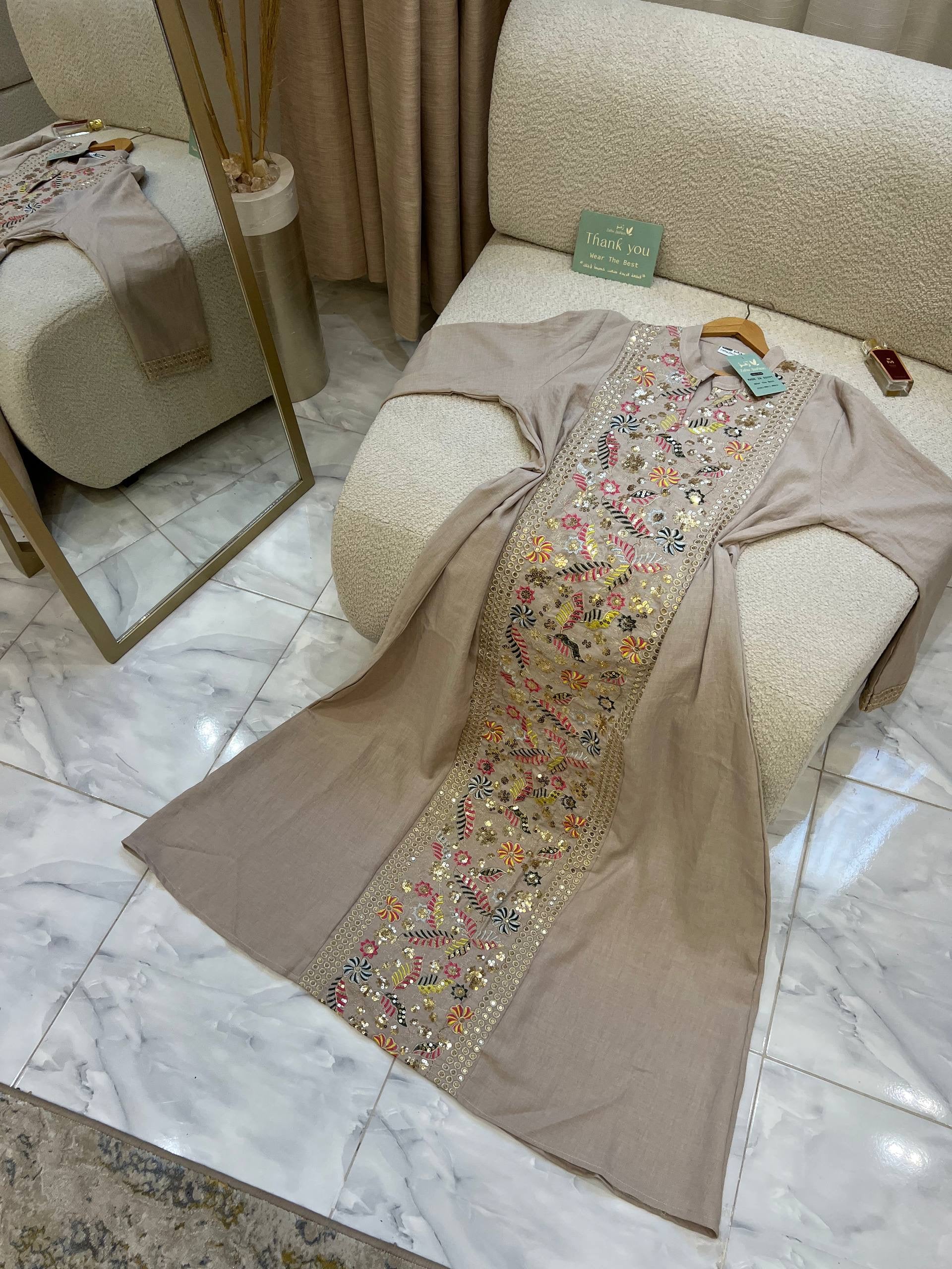 عباءة فاخرة من الكتان الإنجليزي بتطريز متقن | Luxury English Linen Abaya with Intricate Embroidery