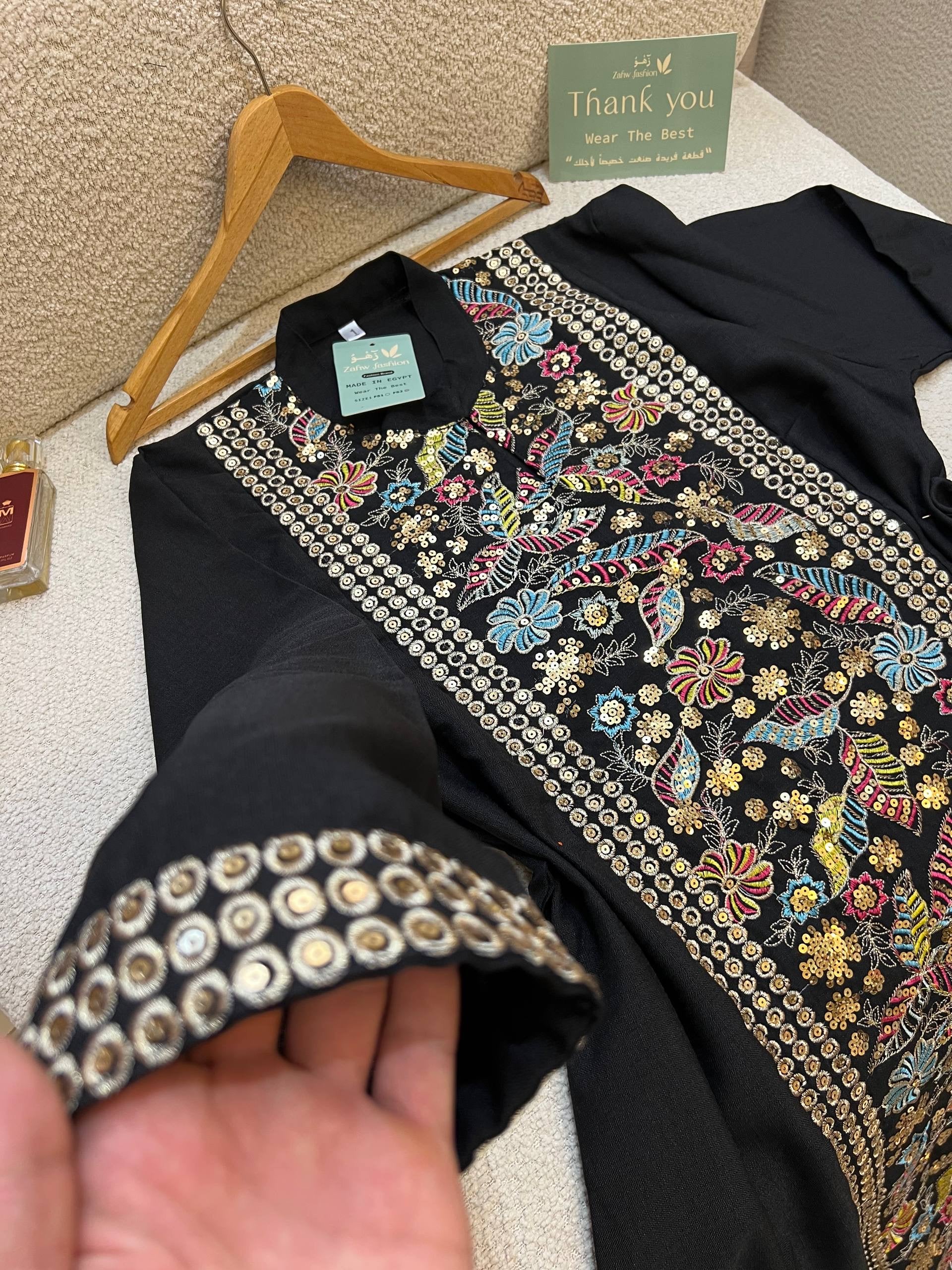 عباءة فاخرة من الكتان الإنجليزي بتطريز متقن | Luxury English Linen Abaya with Intricate Embroidery