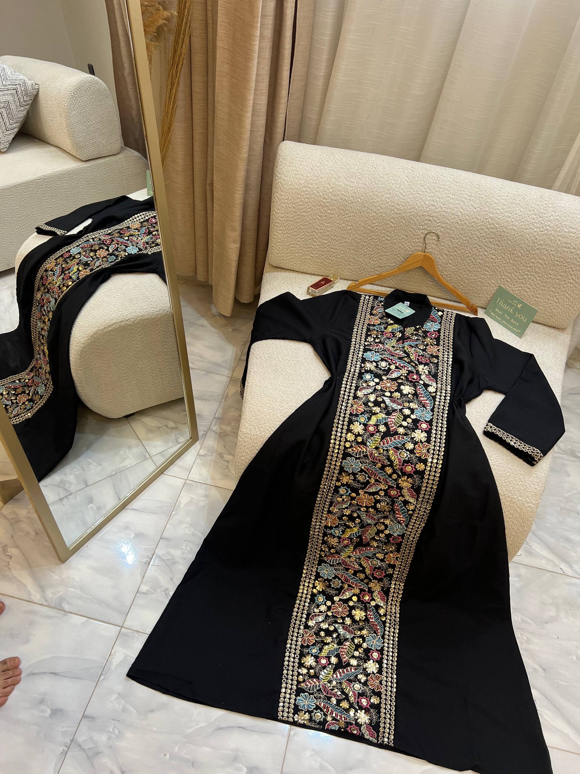 عباءة فاخرة من الكتان الإنجليزي بتطريز متقن | Luxury English Linen Abaya with Intricate Embroidery