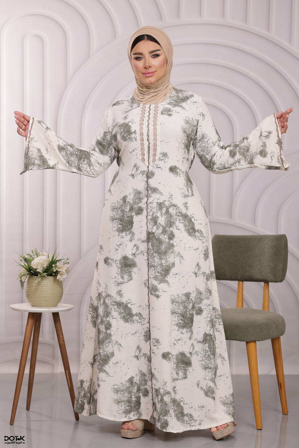 عباءة عصرية بتصميم انسيابي وأكمام واسعة | Modern Flowy Abaya with Wide Sleeves