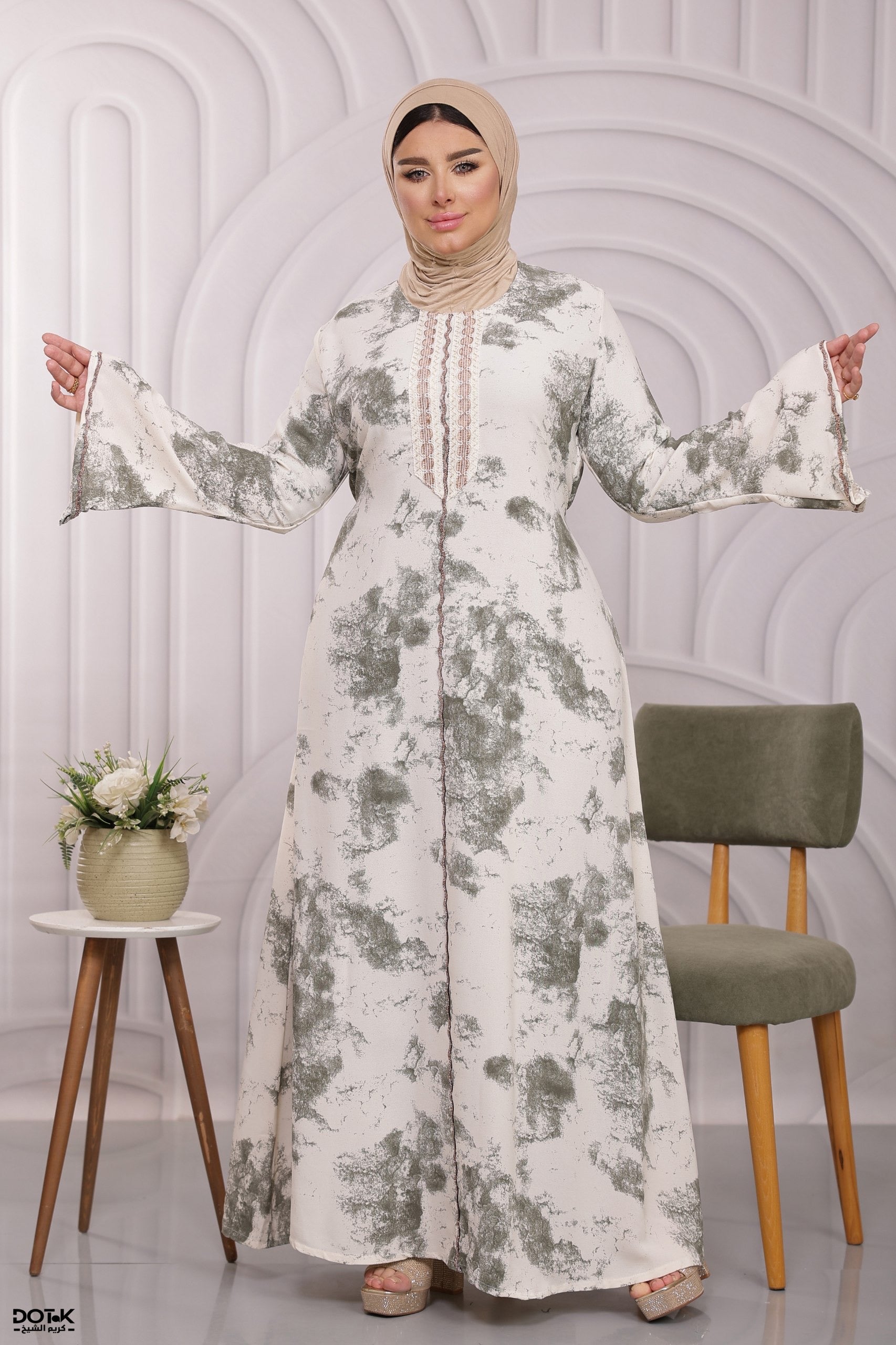 عباءة عصرية بتصميم انسيابي وأكمام واسعة | Modern Flowy Abaya with Wide Sleeves